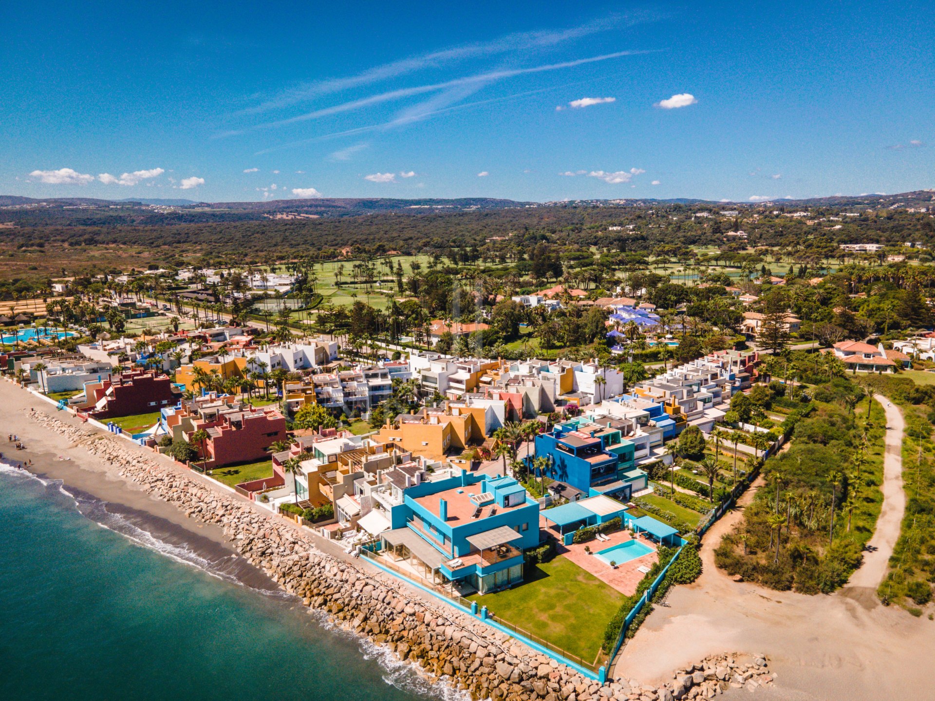 Exclusiva casa adosada en primera línea de playa en Los Lacasitos, Sotogrande