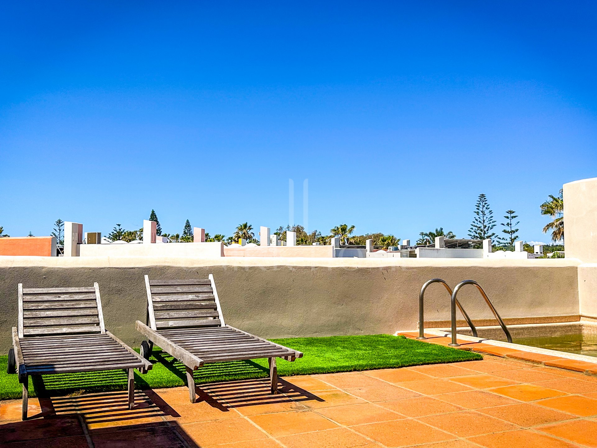 Exclusiva casa adosada en primera línea de playa en Los Lacasitos, Sotogrande