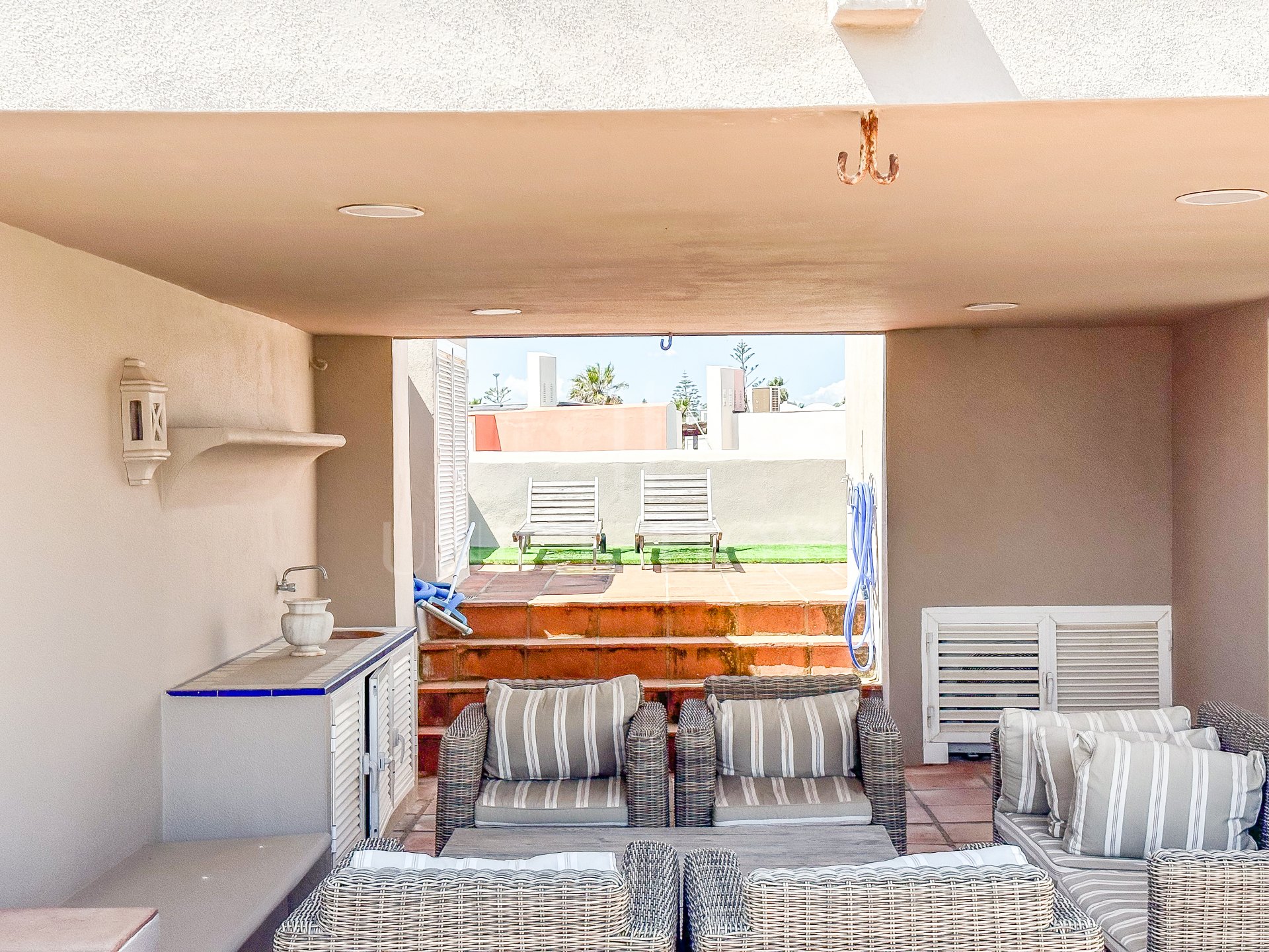 Exclusiva casa adosada en primera línea de playa en Los Lacasitos, Sotogrande
