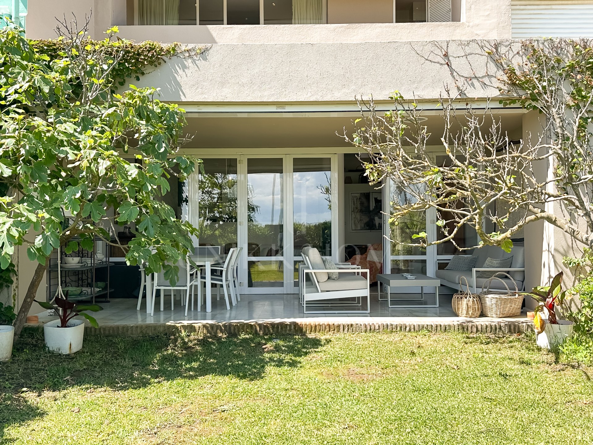 Exclusiva casa adosada en primera línea de playa en Los Lacasitos, Sotogrande