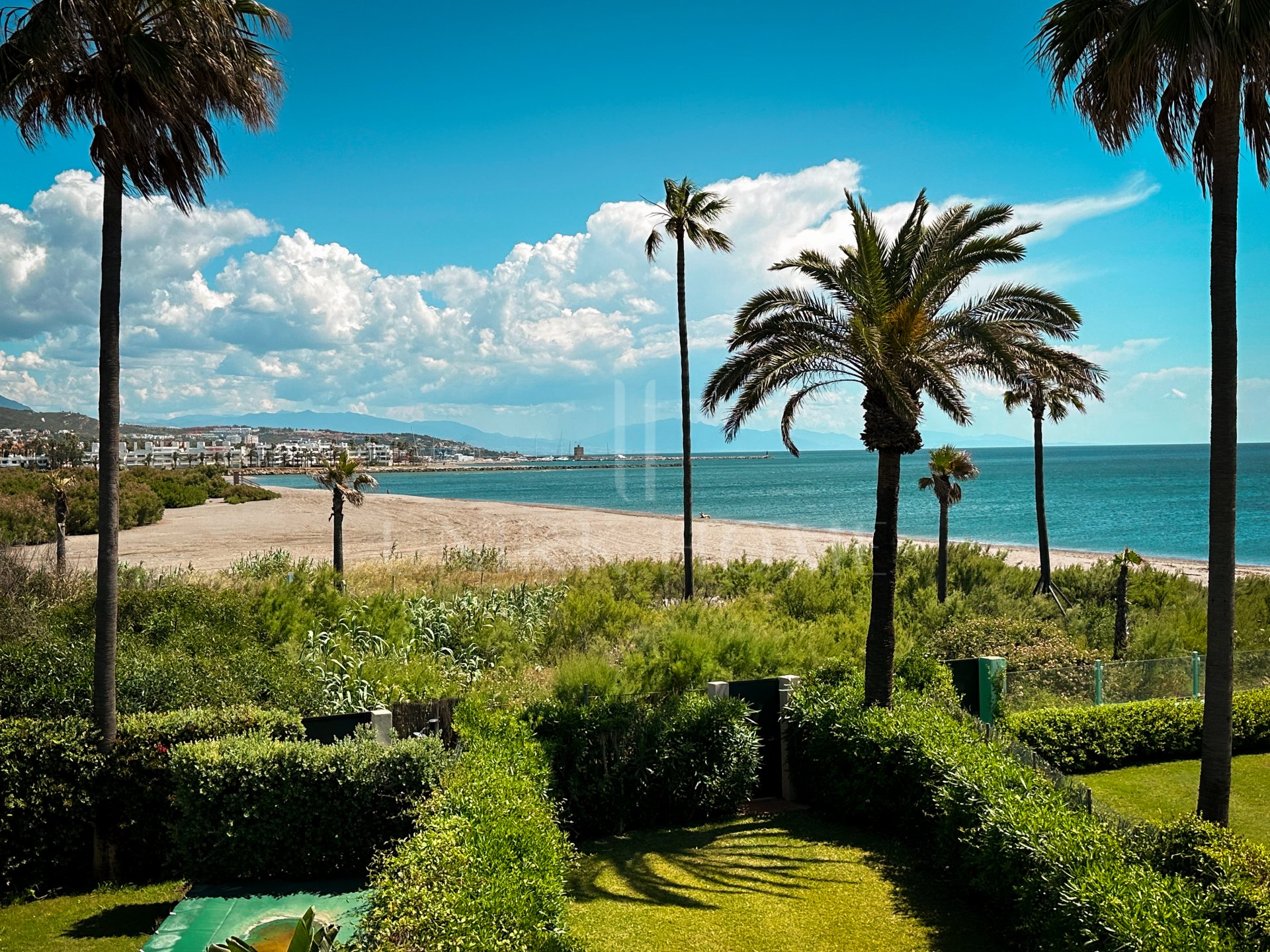 Exclusiva casa adosada en primera línea de playa en Los Lacasitos, Sotogrande