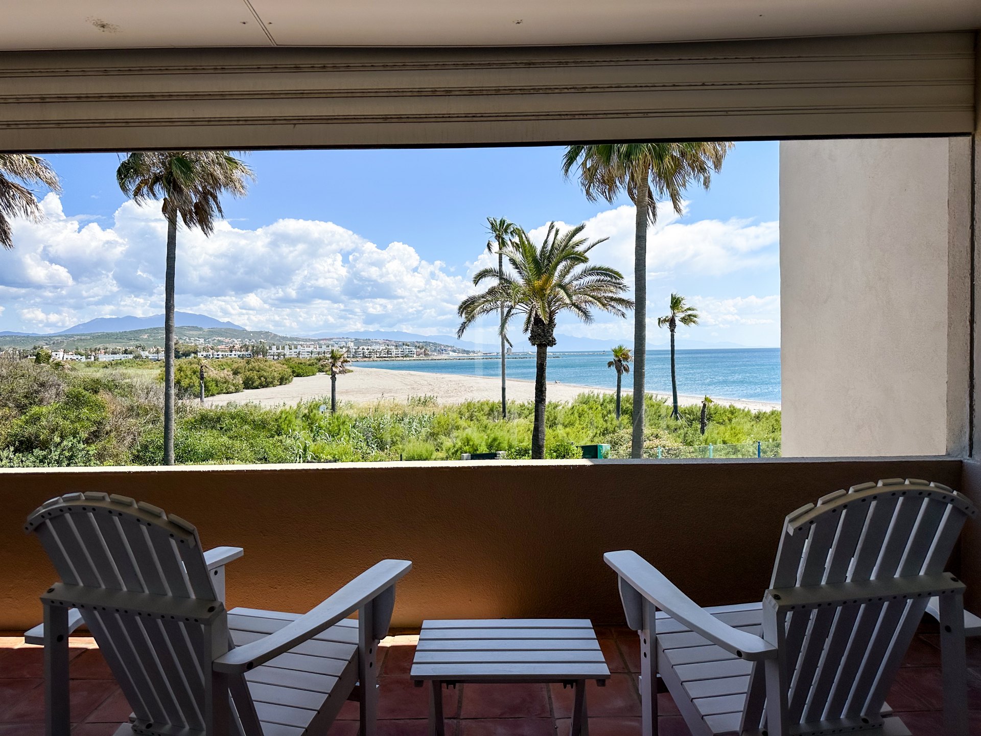 Exclusiva casa adosada en primera línea de playa en Los Lacasitos, Sotogrande