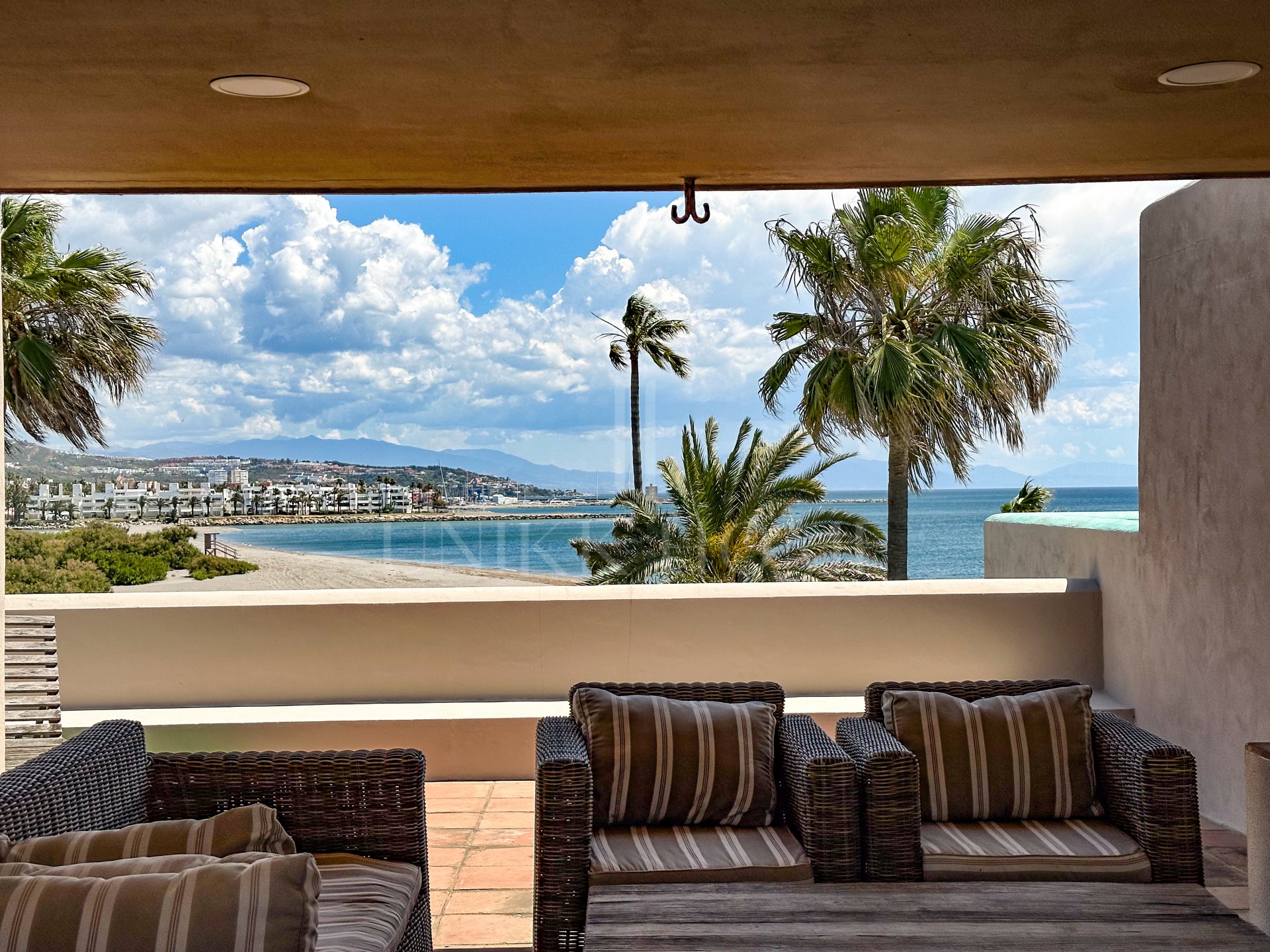 Exclusiva casa adosada en primera línea de playa en Los Lacasitos, Sotogrande