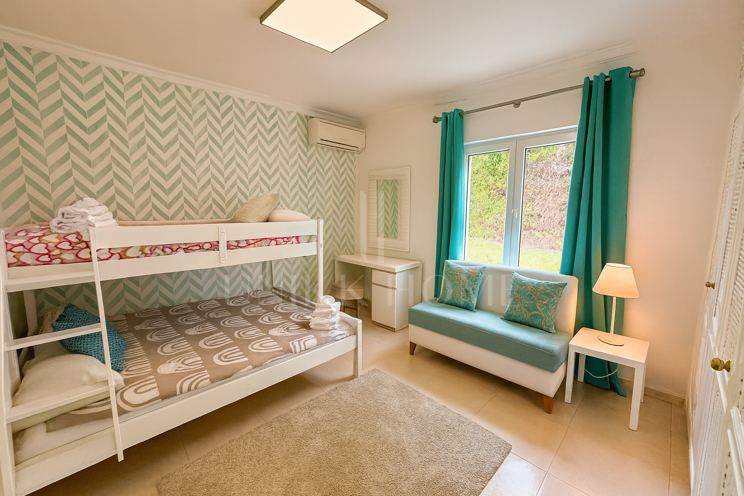 Villa Renovada en Venta en la Codiciada Zona B de Sotogrande Costa