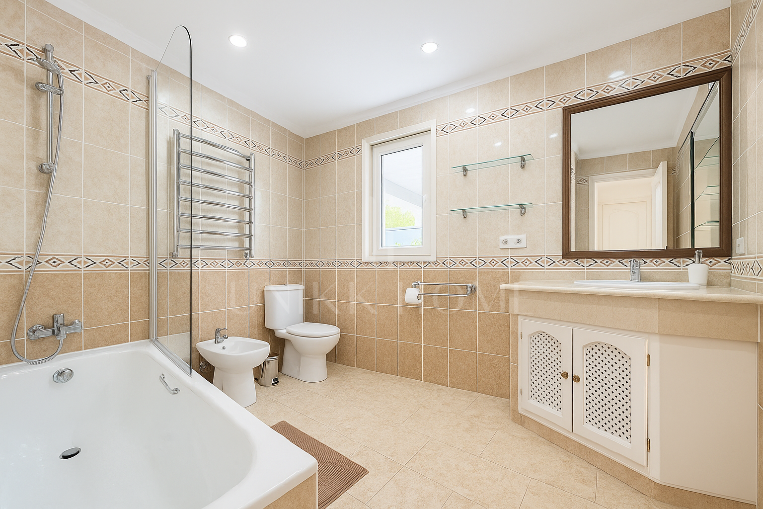 Villa Renovada en Venta en la Codiciada Zona B de Sotogrande Costa