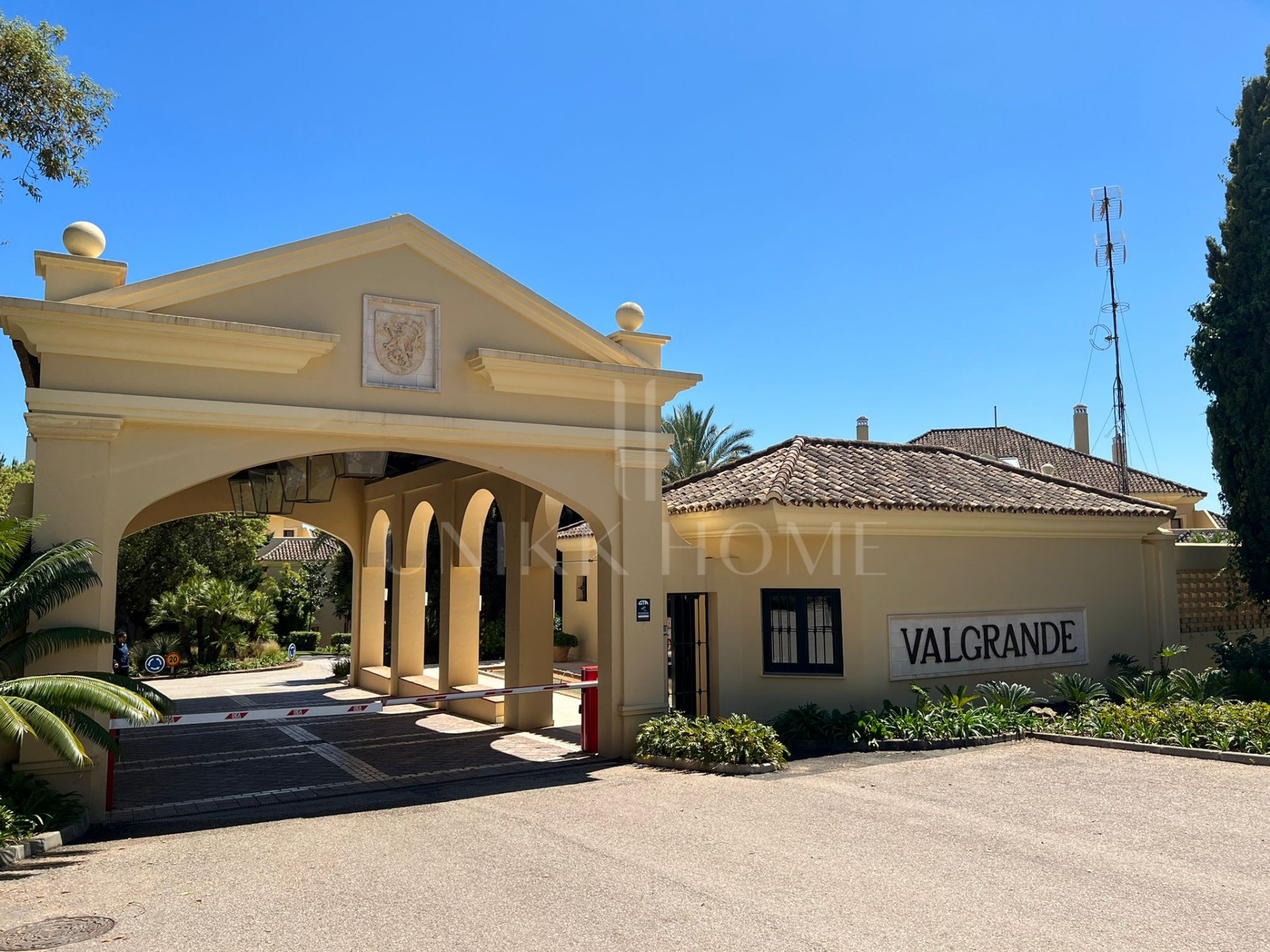 Amplio ático de cuatro dormitorios en venta en la urbanización Valgrande, Sotogrande