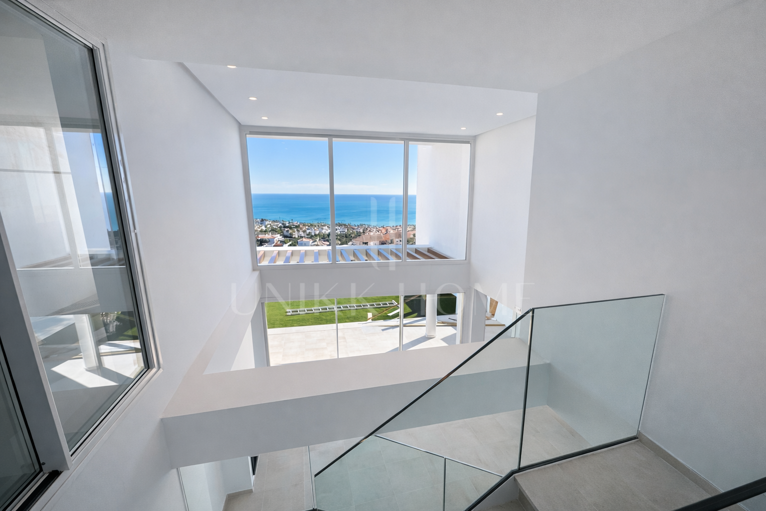 Excepcional Dúplex de 3 Dormitorios con Vistas Panorámicas al Mar y Gibraltar - Infinity Alcaidesa