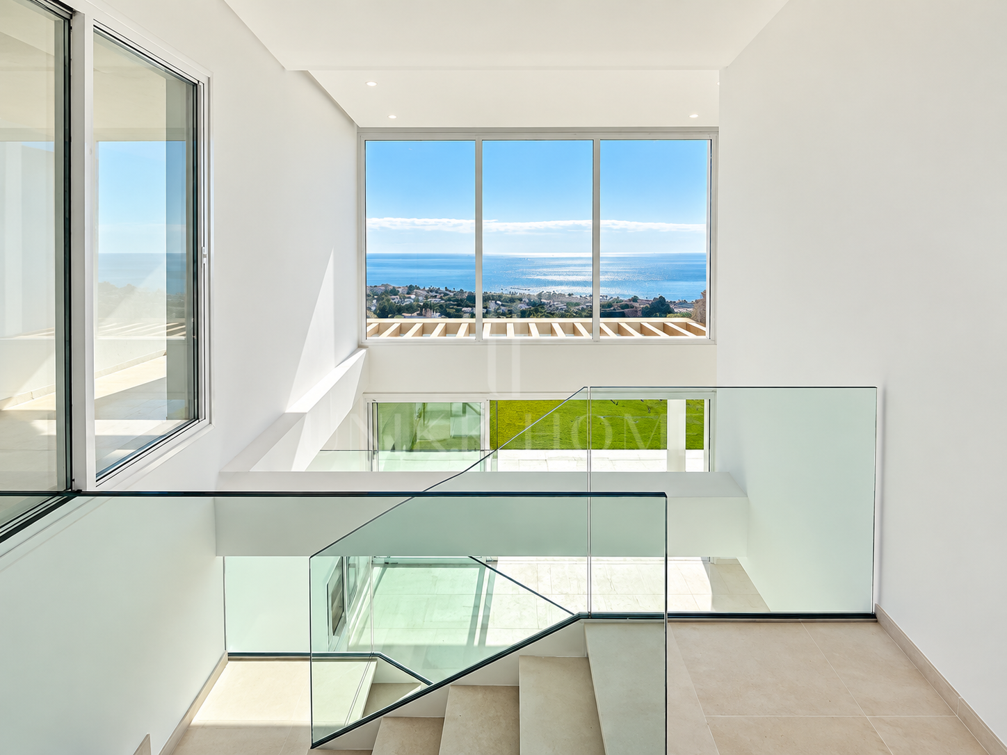 Excepcional Dúplex de 3 Dormitorios con Vistas Panorámicas al Mar y Gibraltar - Infinity Alcaidesa