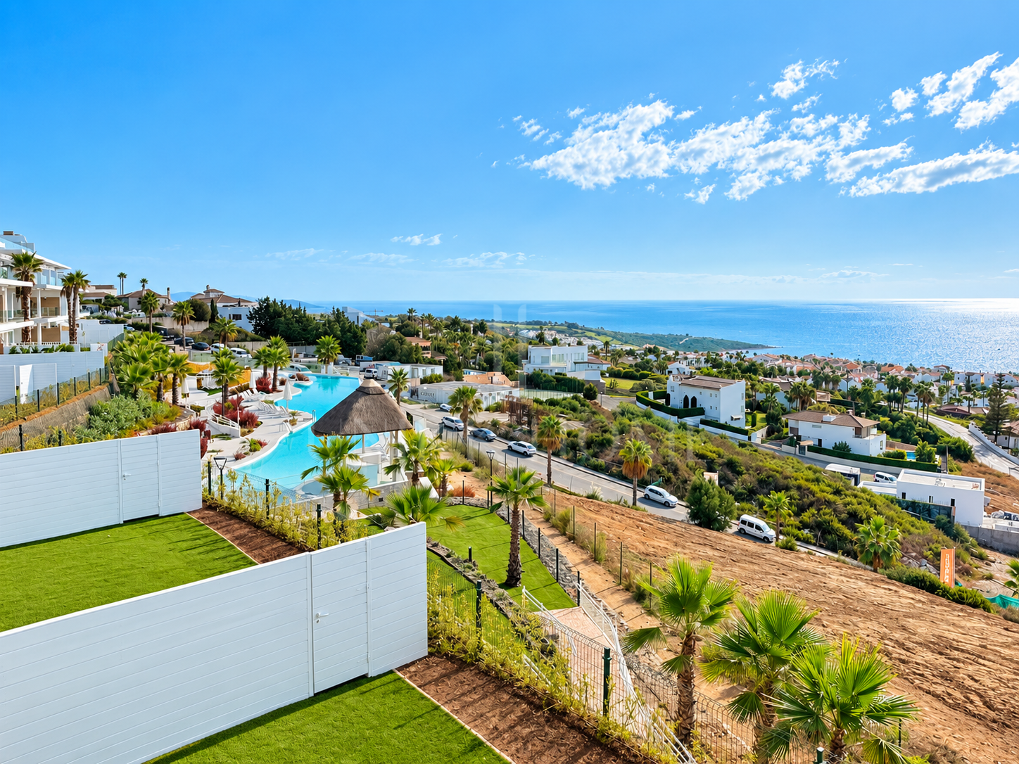Excepcional Dúplex de 3 Dormitorios con Vistas Panorámicas al Mar y Gibraltar - Infinity Alcaidesa