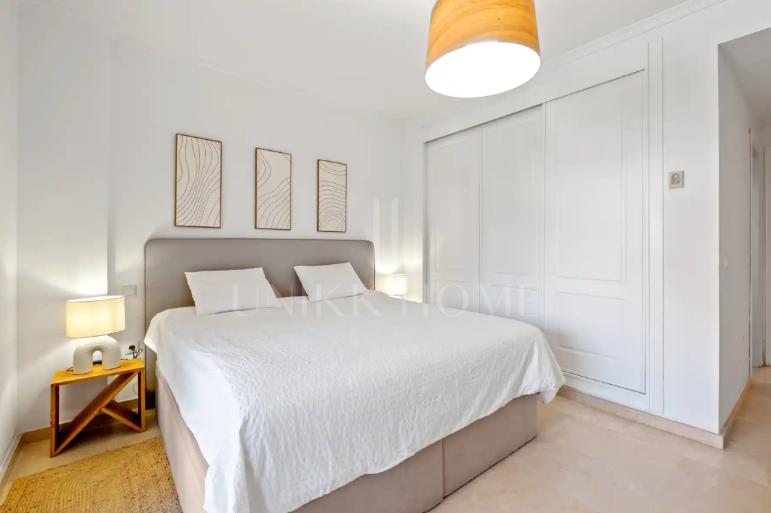 Moderno apartamento dúplex de cuatro dormitorios en Isla Carey, Marina Sotogrande