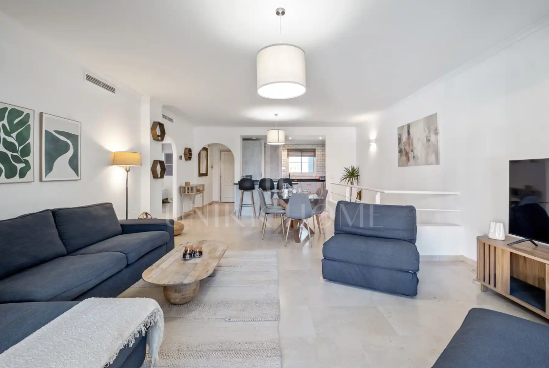 Moderno apartamento dúplex de cuatro dormitorios en Isla Carey, Marina Sotogrande