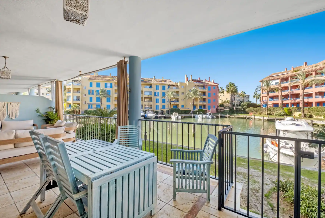 Moderno apartamento dúplex de cuatro dormitorios en Isla Carey, Marina Sotogrande