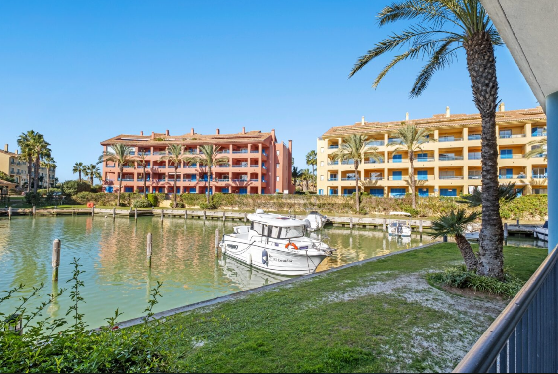 Moderno apartamento dúplex de cuatro dormitorios en Isla Carey, Marina Sotogrande