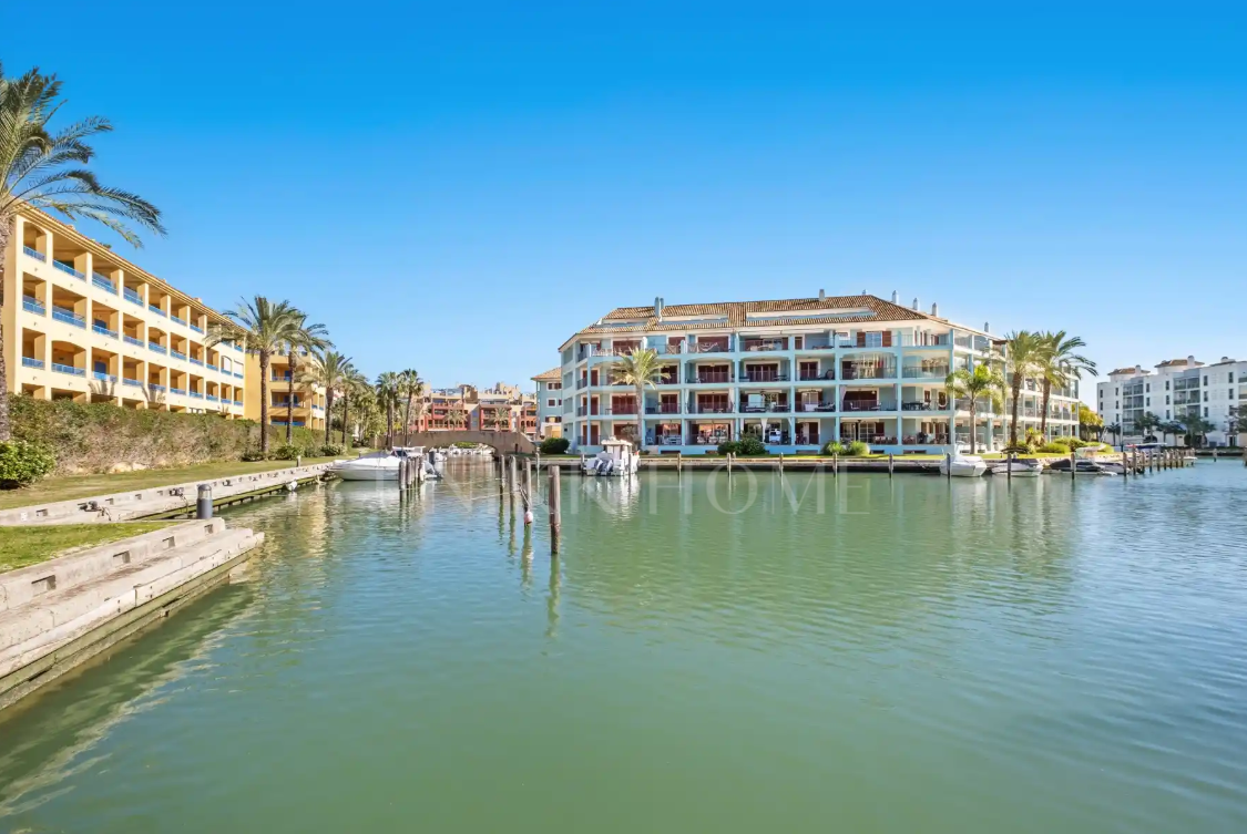 Moderno apartamento dúplex de cuatro dormitorios en Isla Carey, Marina Sotogrande