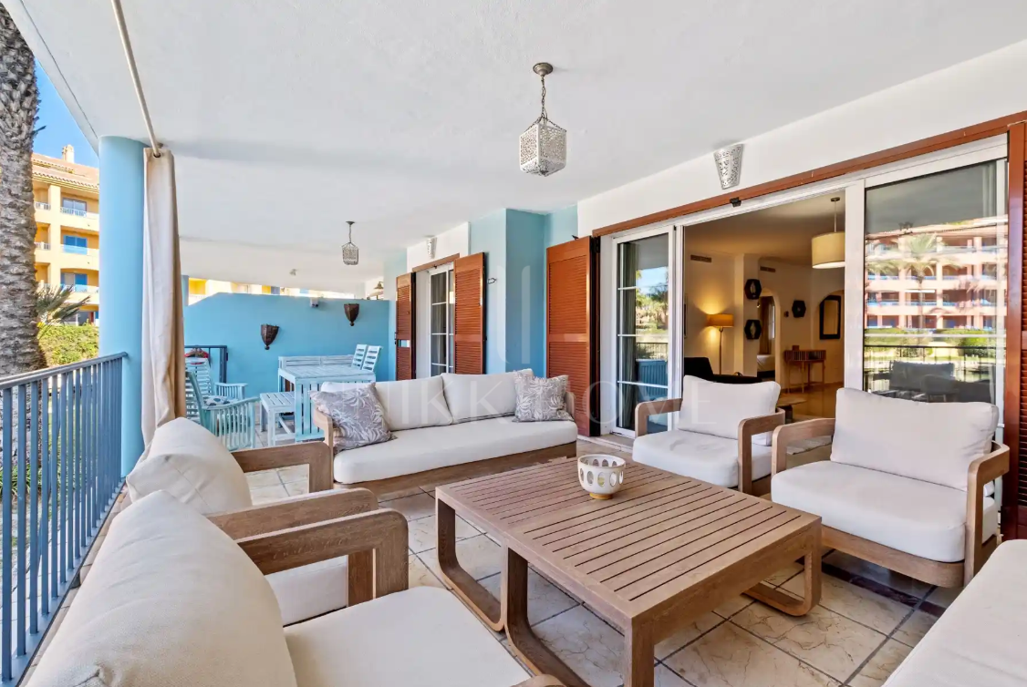 Moderno apartamento dúplex de cuatro dormitorios en Isla Carey, Marina Sotogrande