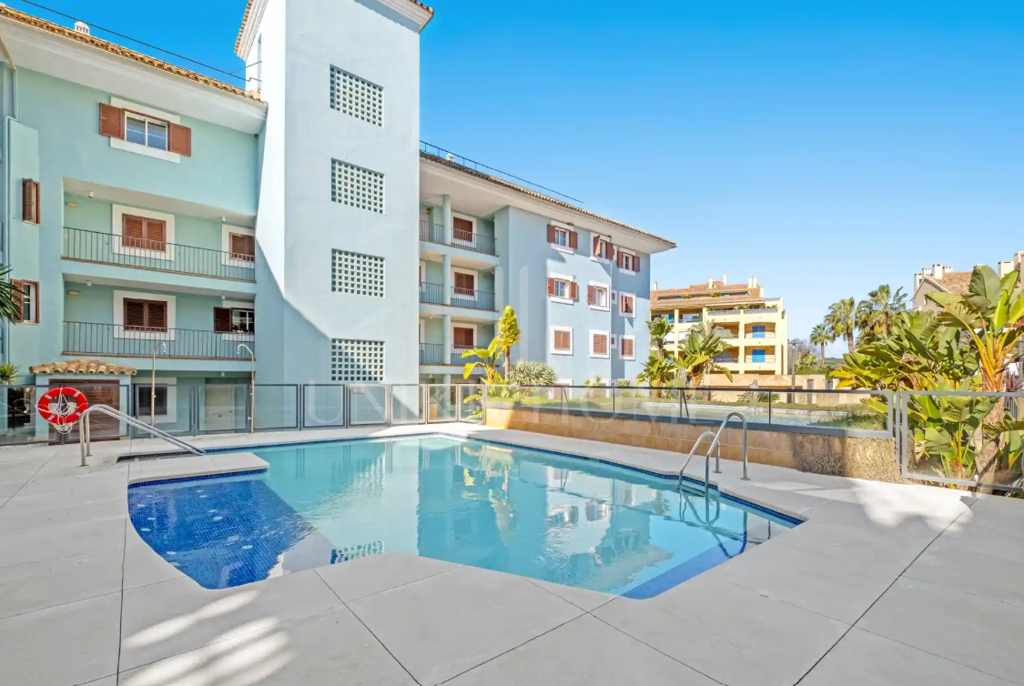 Moderno apartamento dúplex de cuatro dormitorios en Isla Carey, Marina Sotogrande