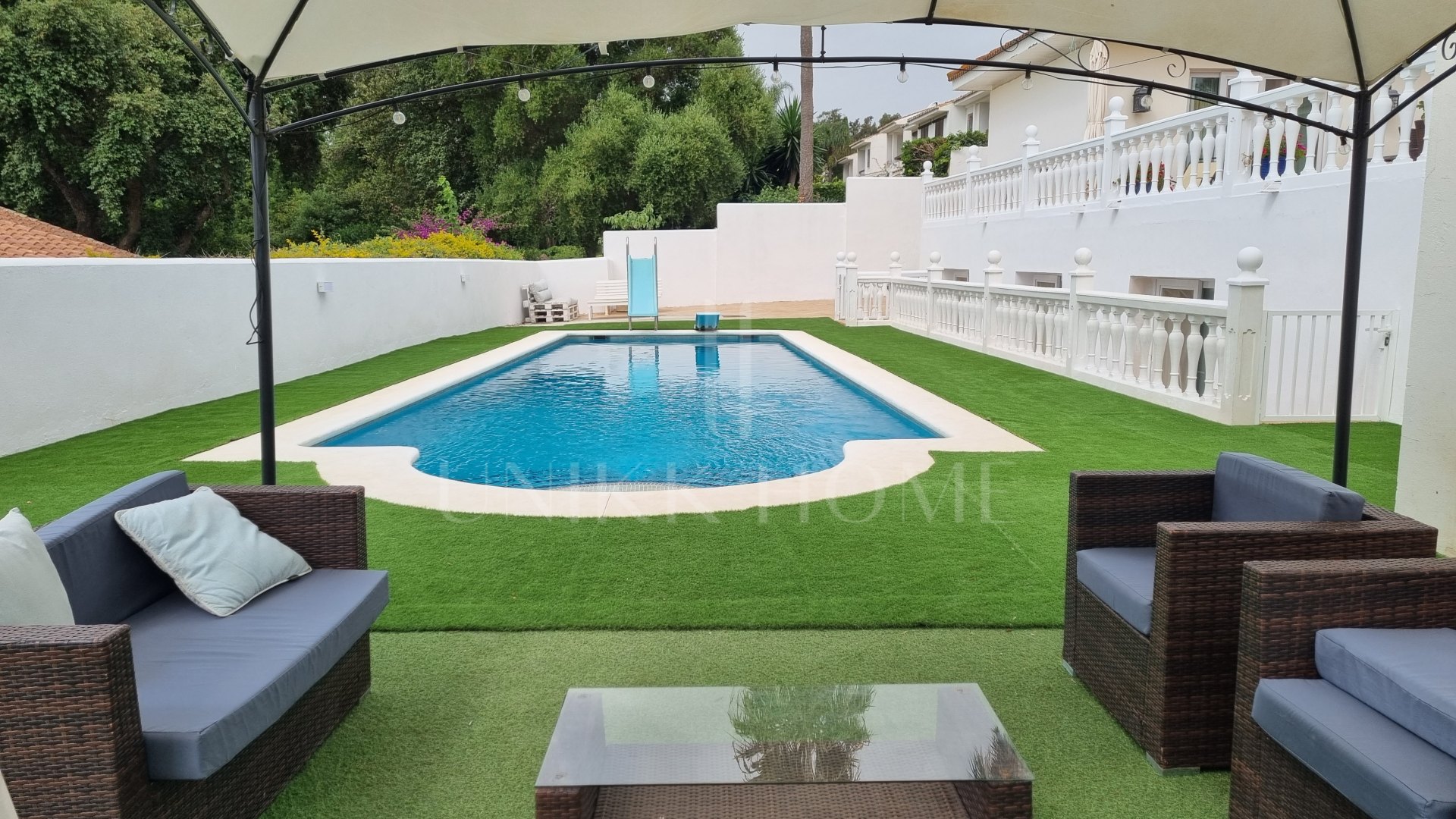 Espaciosa villa de 7 dormitorios con piscina en Sotogrande Costa (Zona B)
