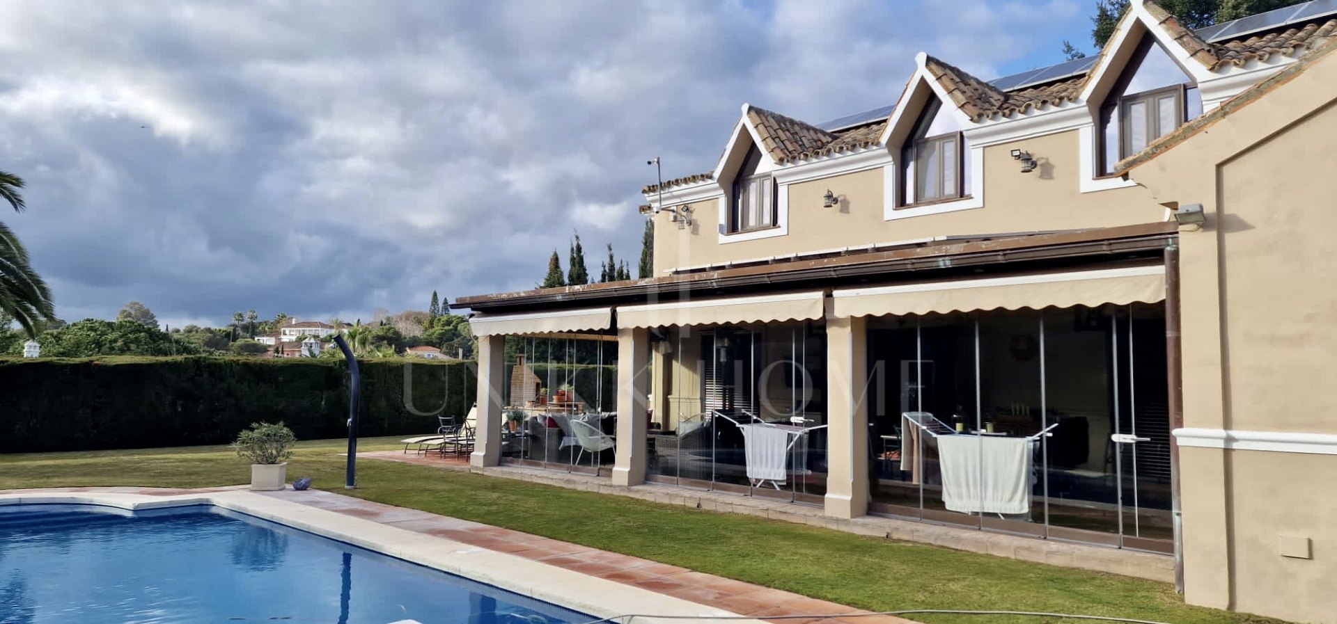 Villa de estilo andaluz de 6 dormitorios en venta en una calle sin salida en la zona D de Sotogrande