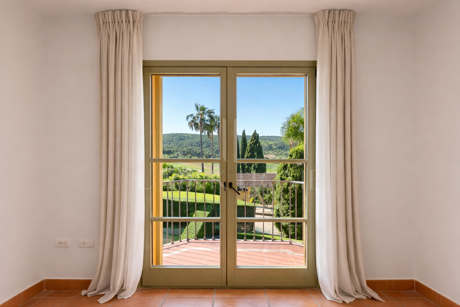 Casa adosada en esquina en primera línea de golf en Los Carmenes, Sotogrande Alto