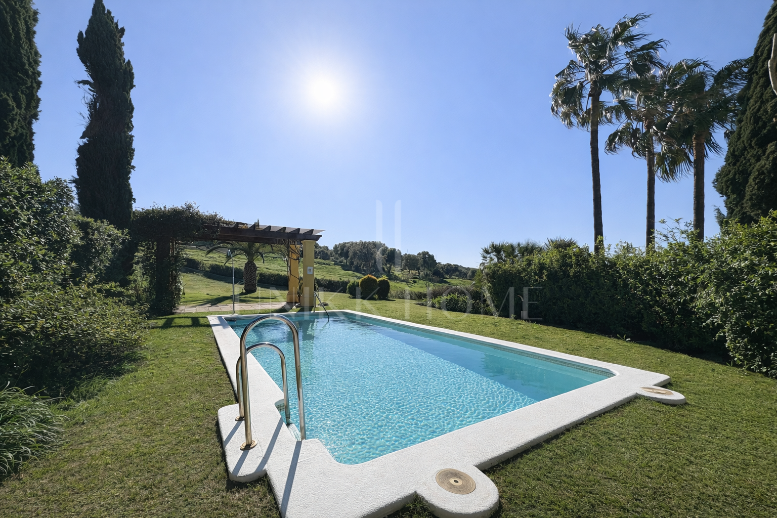 Casa adosada en esquina en primera línea de golf en Los Carmenes, Sotogrande Alto