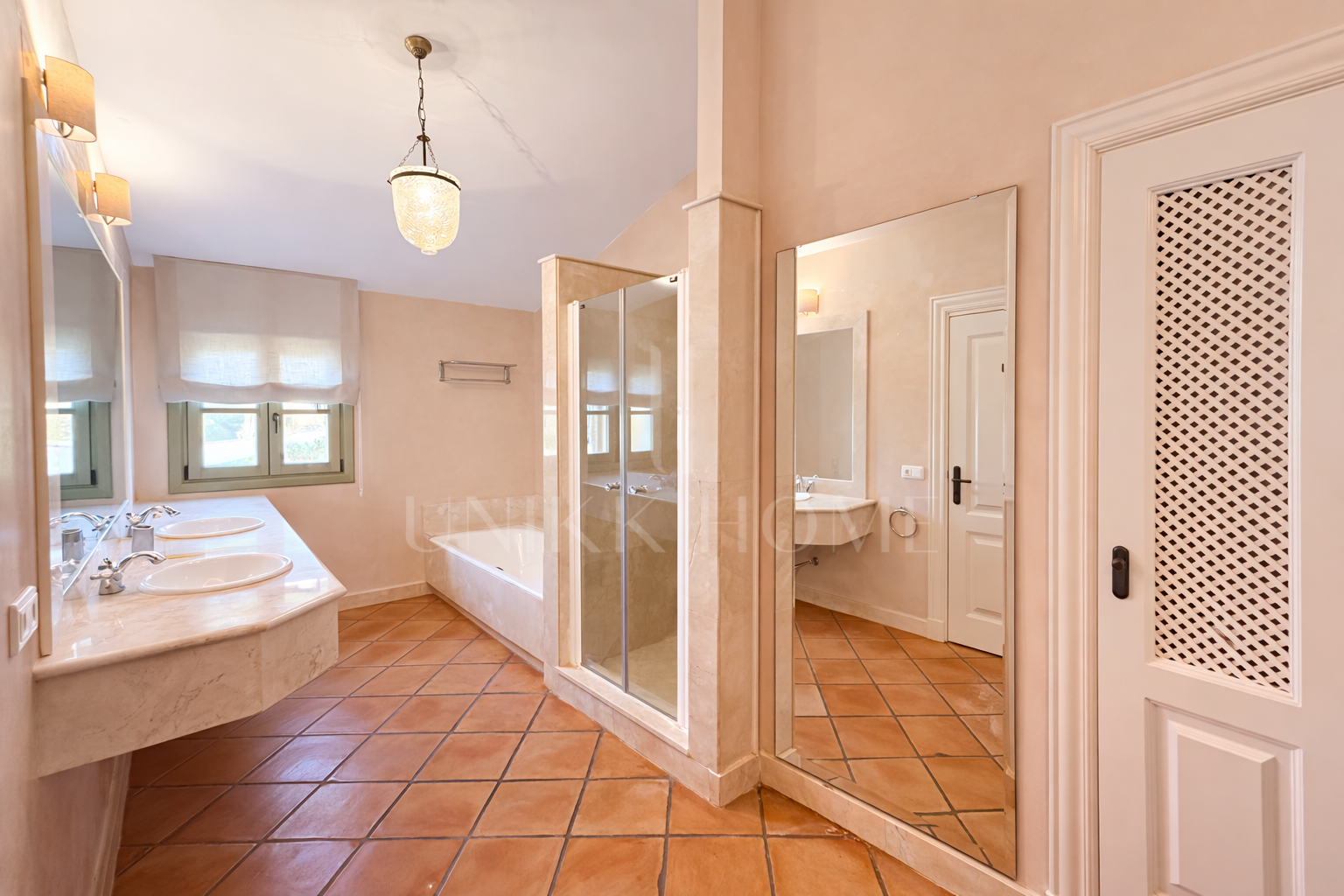 Casa adosada en esquina en primera línea de golf en Los Carmenes, Sotogrande Alto