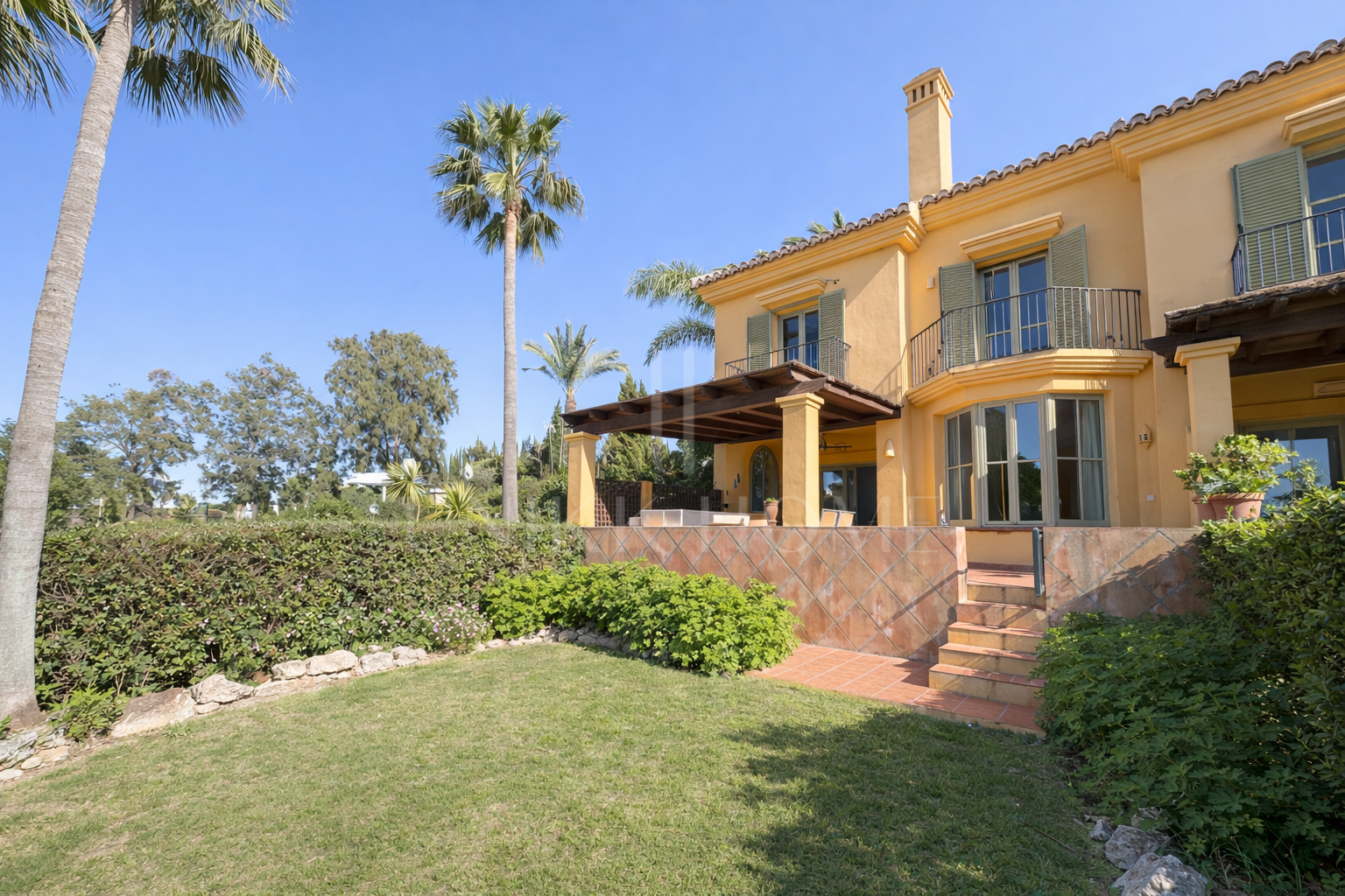 Casa adosada en esquina en primera línea de golf en Los Carmenes, Sotogrande Alto