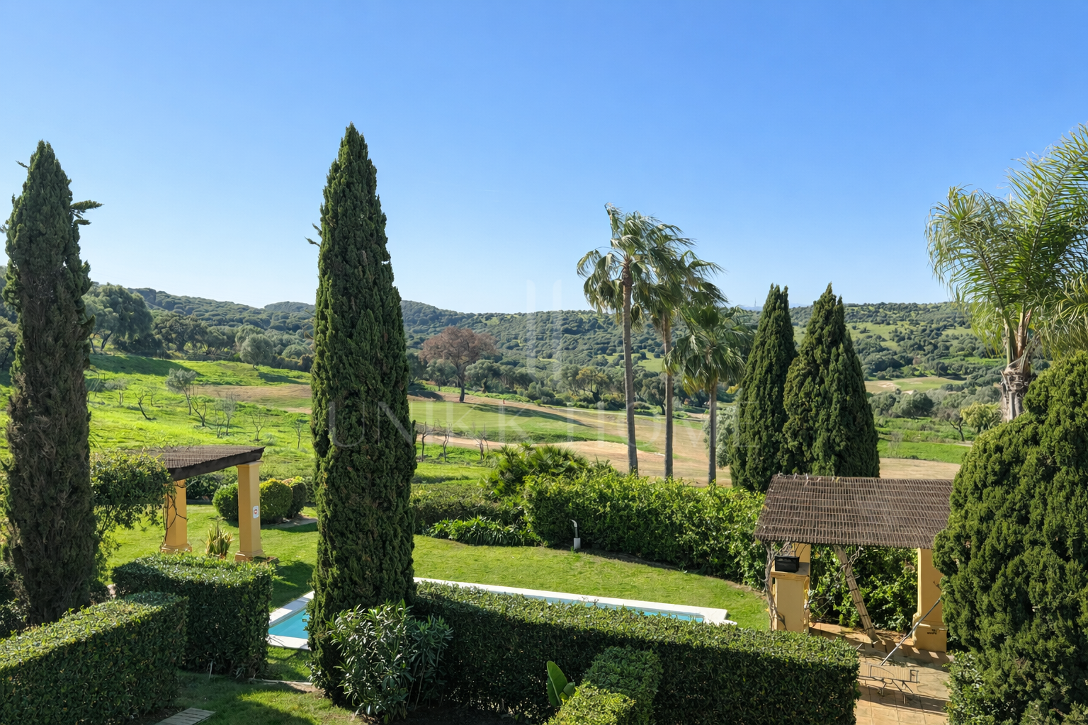 Casa adosada en esquina en primera línea de golf en Los Carmenes, Sotogrande Alto
