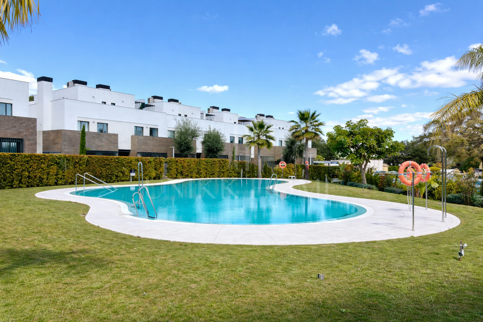Modern Townhouse with stunning views in the urbanization Hoyo 17 in San Roque Club