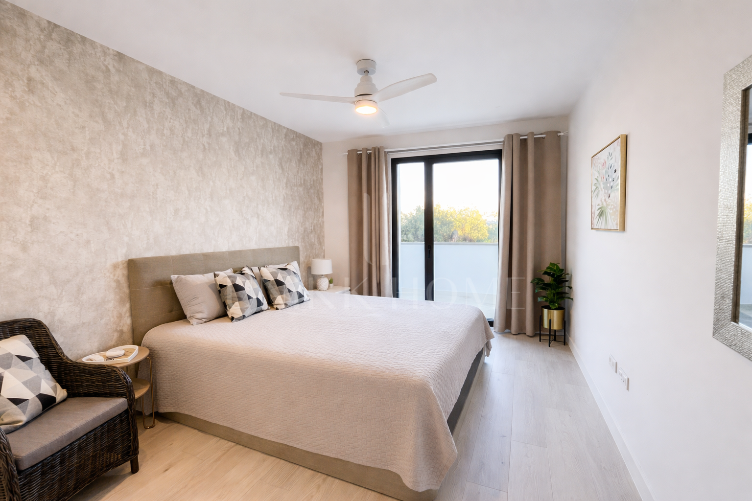 Modern Townhouse with stunning views in the urbanization Hoyo 17 in San Roque Club