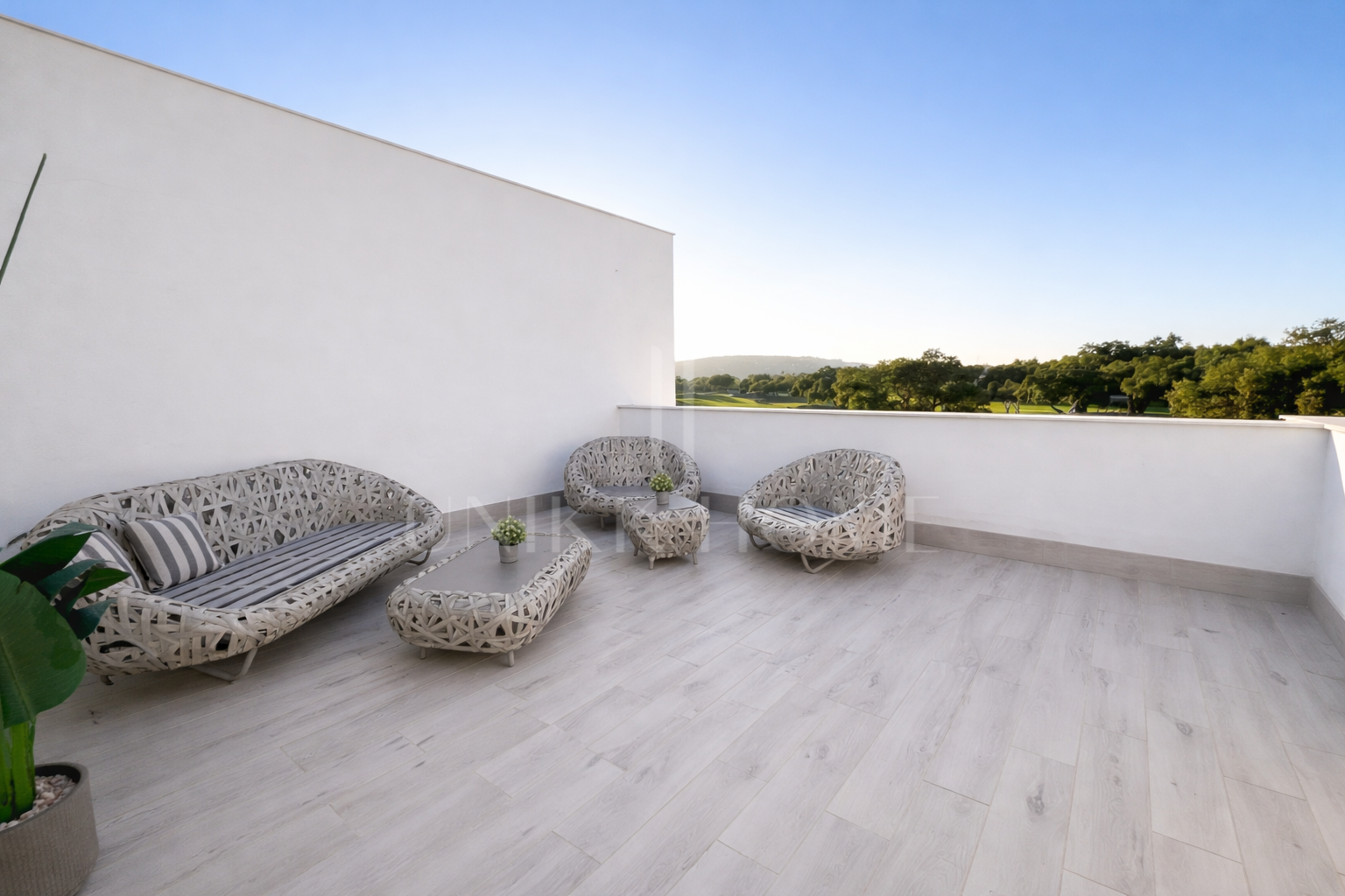Modern Townhouse with stunning views in the urbanization Hoyo 17 in San Roque Club