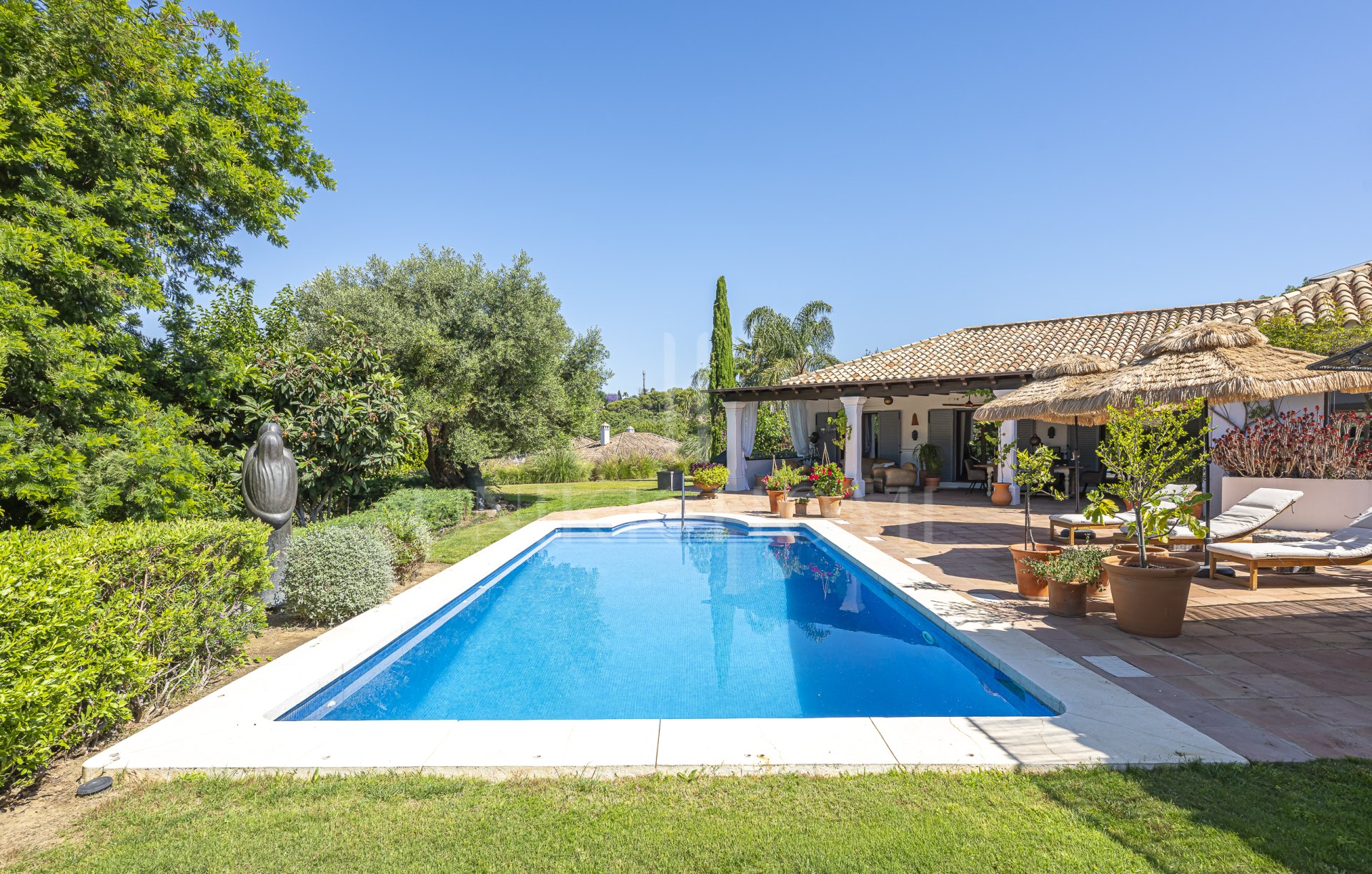 Moderna villa completamente renovada con 6,5 dormitorios en la Zona D de Sotogrande