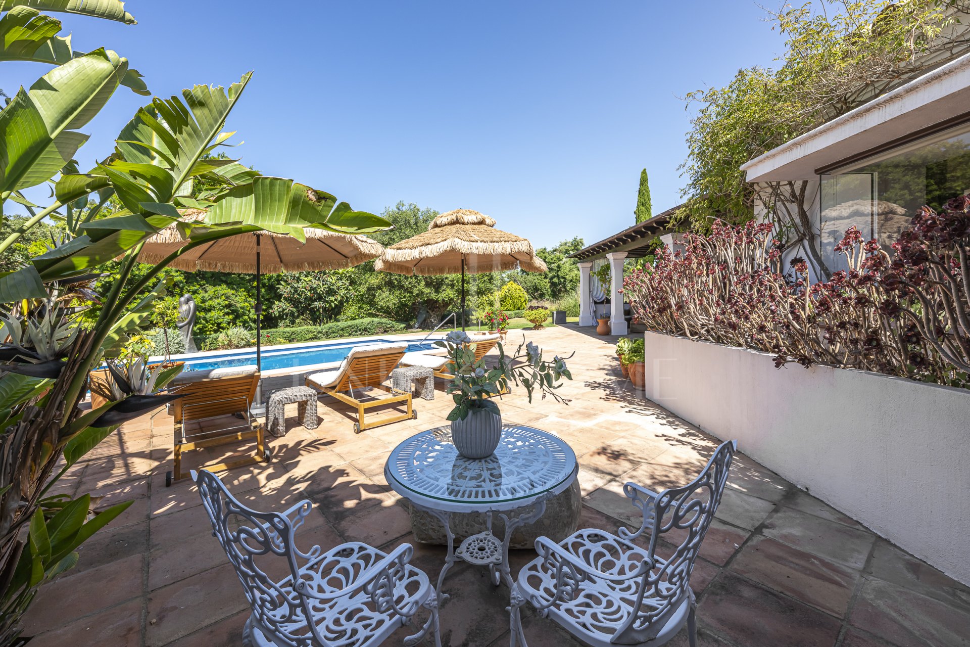 Moderna villa completamente renovada con 6,5 dormitorios en la Zona D de Sotogrande
