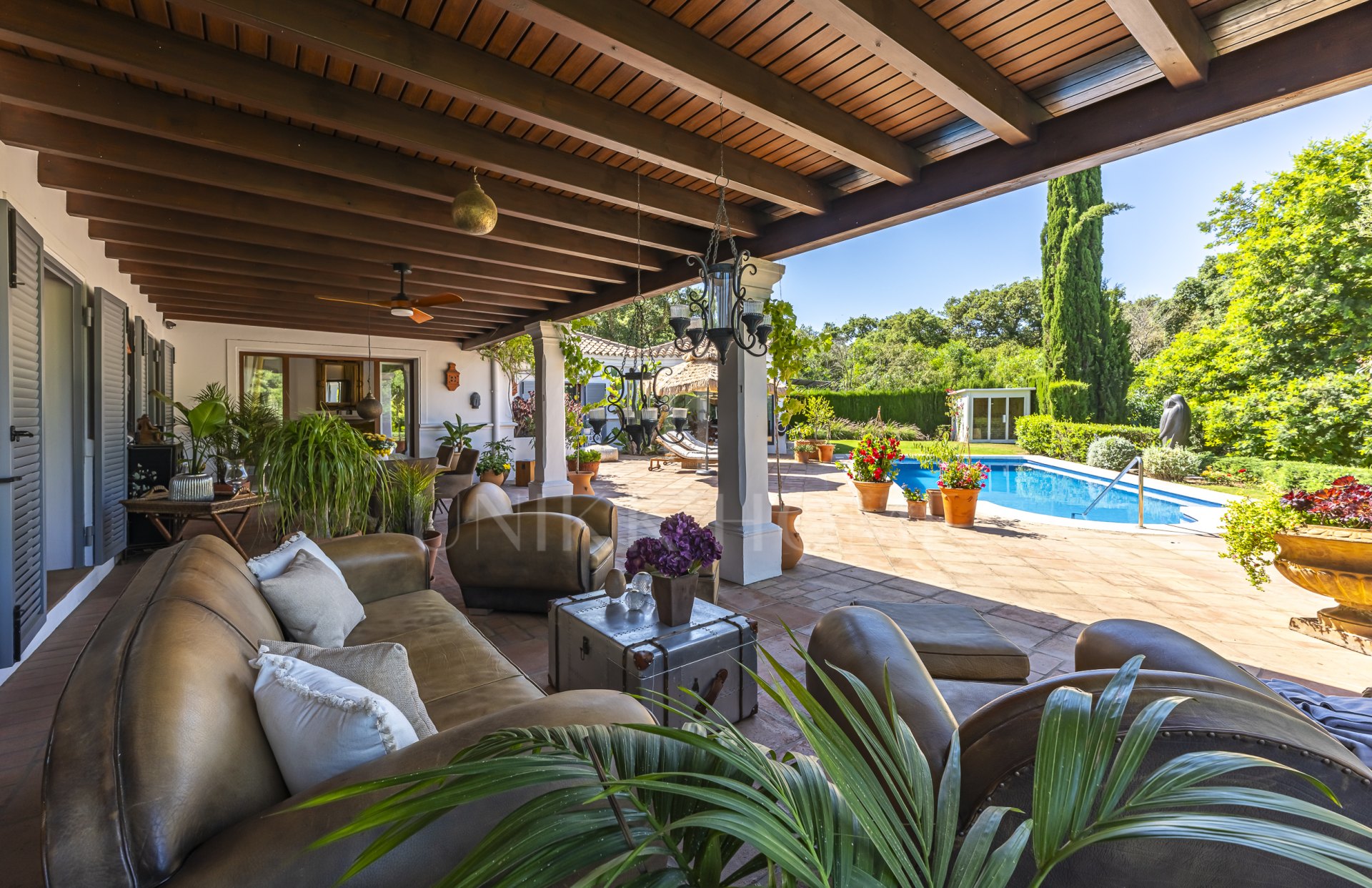 Moderna villa completamente renovada con 6,5 dormitorios en la Zona D de Sotogrande