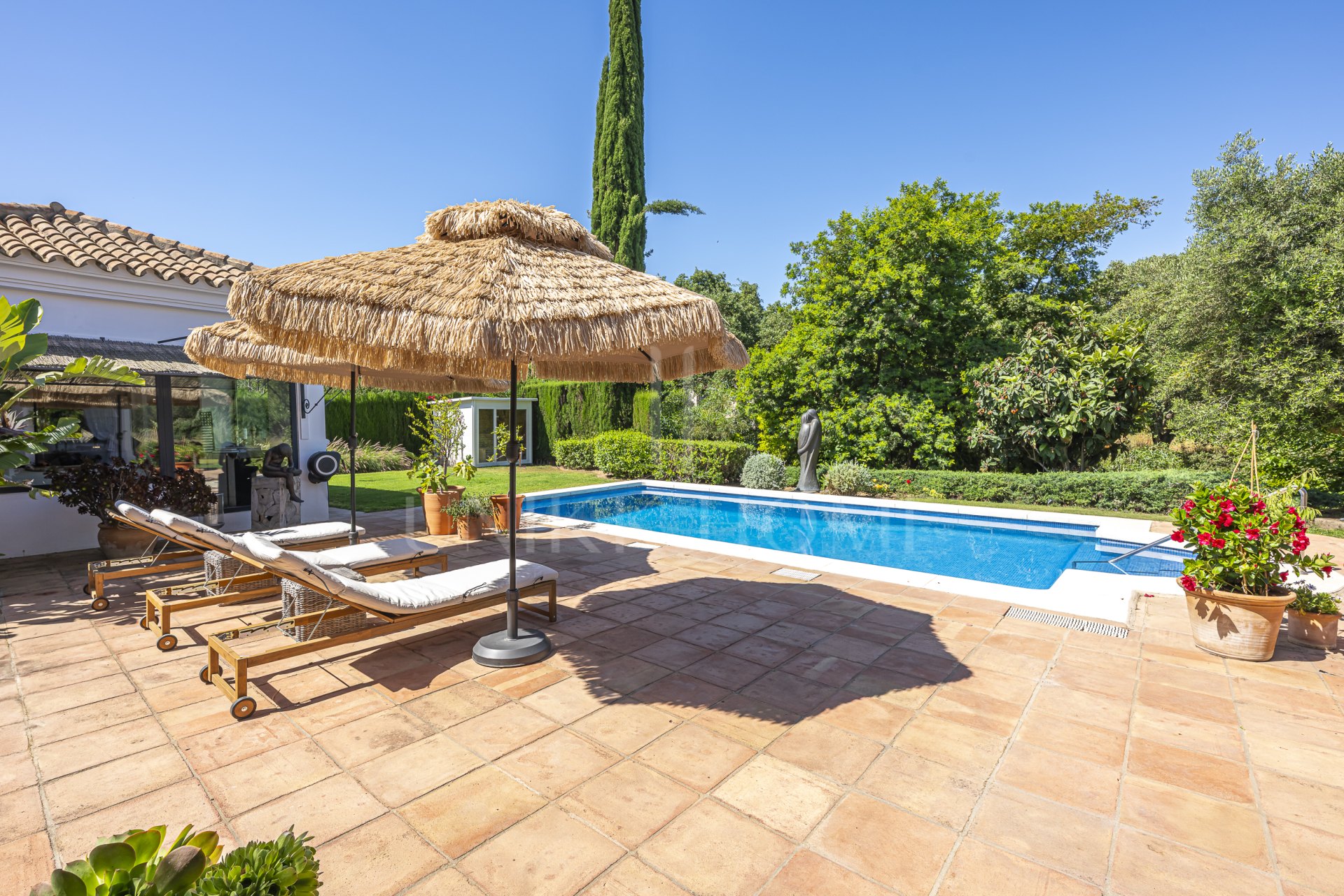 Moderna villa completamente renovada con 6,5 dormitorios en la Zona D de Sotogrande