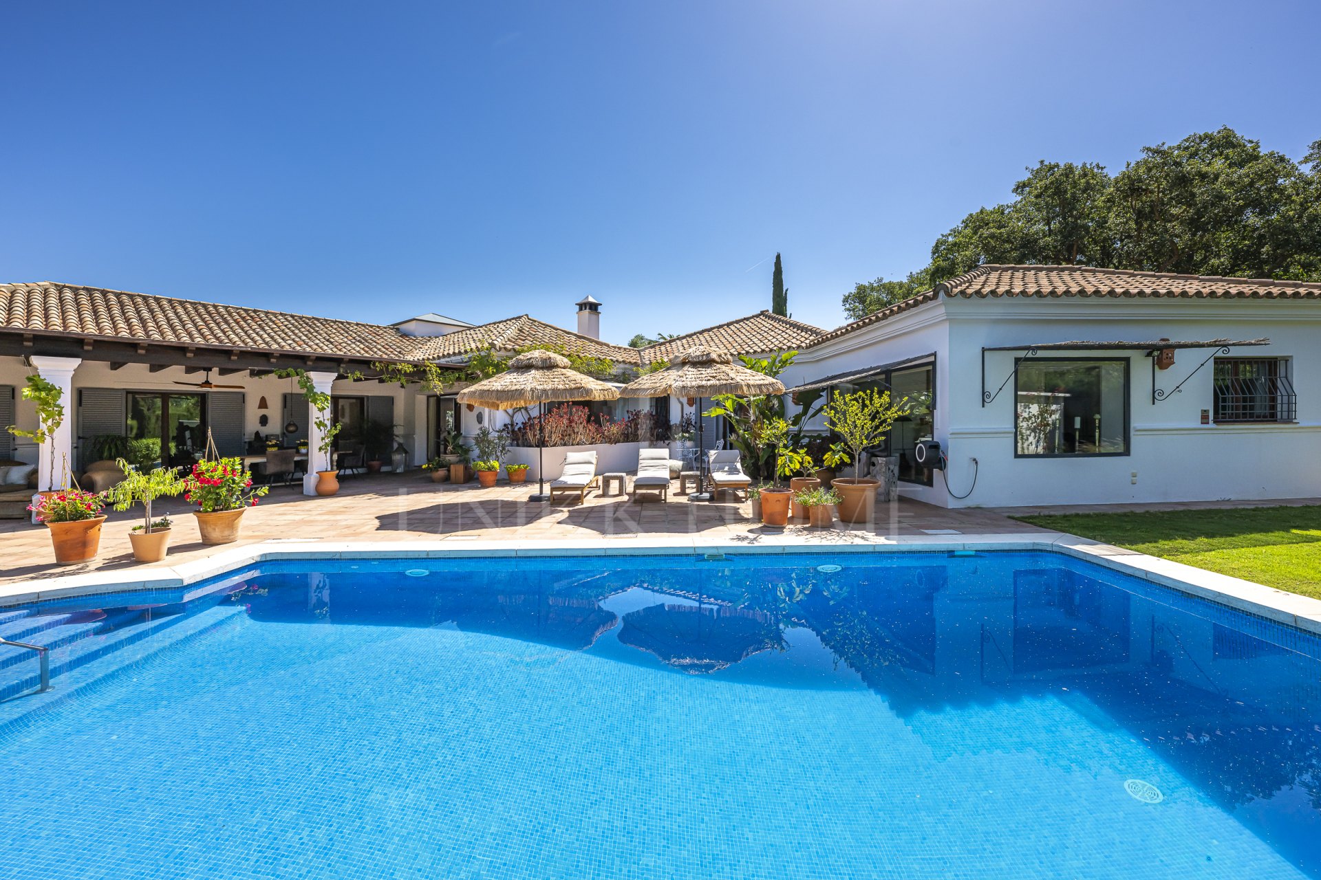 Moderna villa completamente renovada con 6,5 dormitorios en la Zona D de Sotogrande