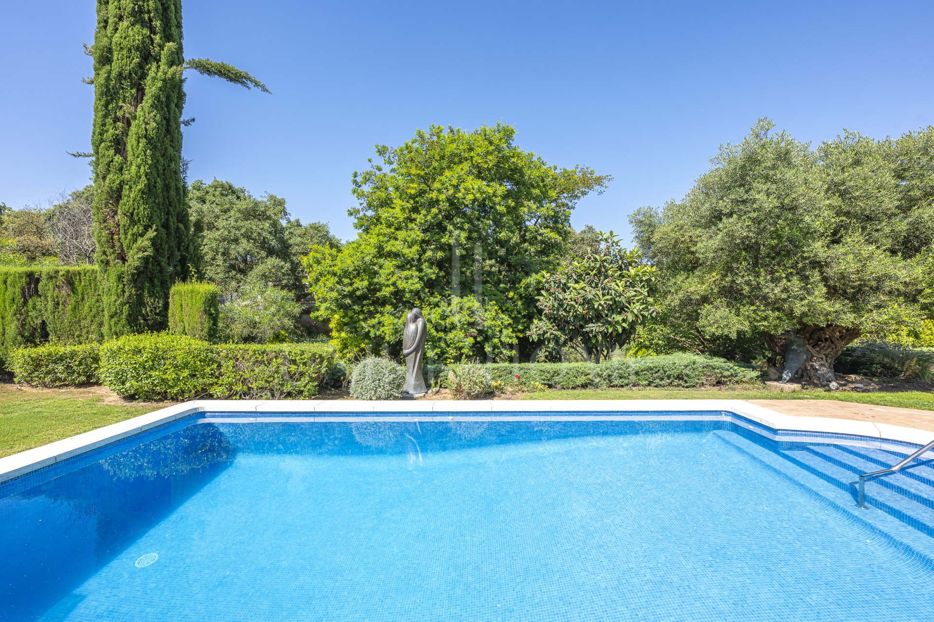 Moderna villa completamente renovada con 6,5 dormitorios en la Zona D de Sotogrande