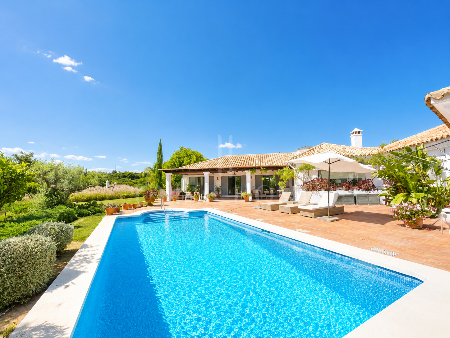 Moderna villa completamente renovada con 6,5 dormitorios en la Zona D de Sotogrande