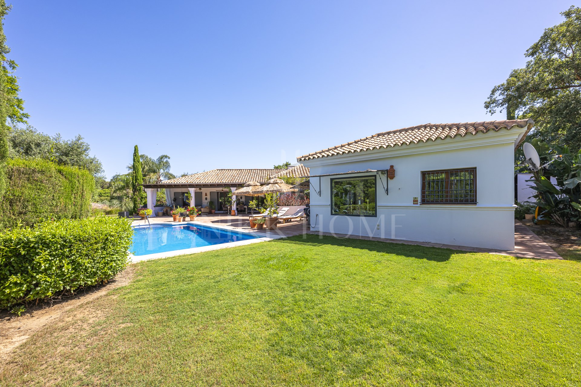 Moderna villa completamente renovada con 6,5 dormitorios en la Zona D de Sotogrande