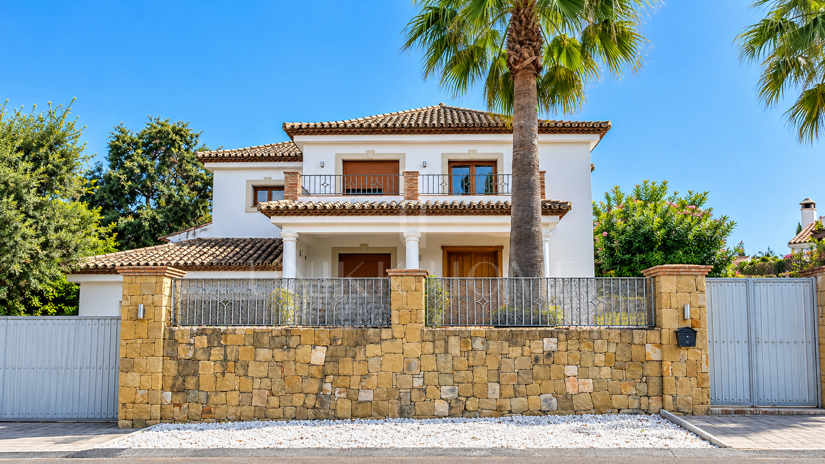Elegante Villa Familiar con Piscina Privada en la Zona B de Sotogrande