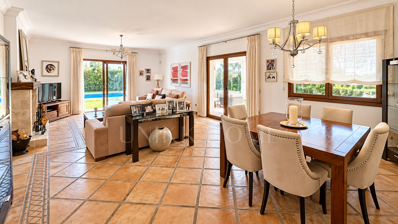 Elegante Villa Familiar con Piscina Privada en la Zona B de Sotogrande