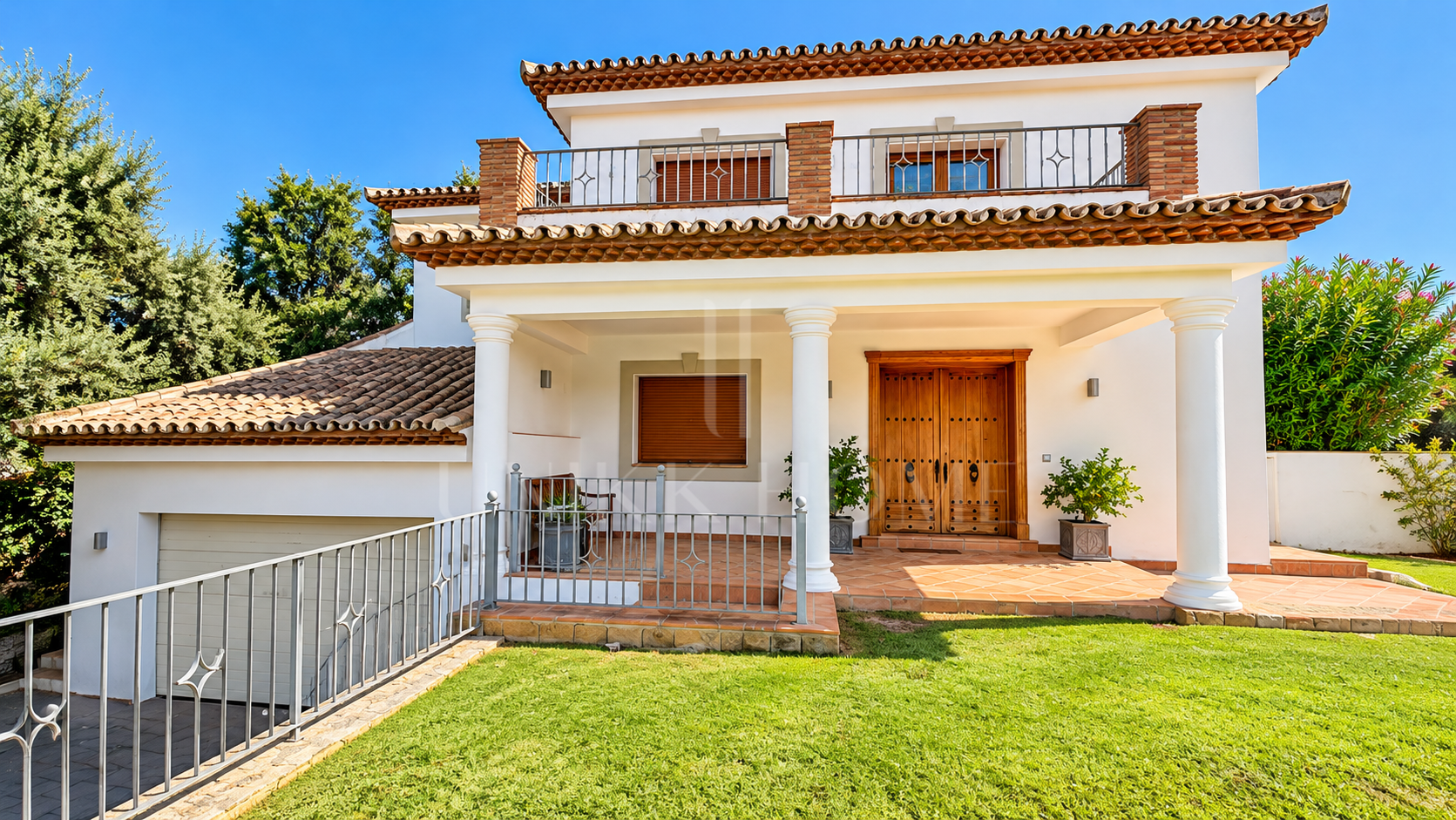 Elegante Villa Familiar con Piscina Privada en la Zona B de Sotogrande