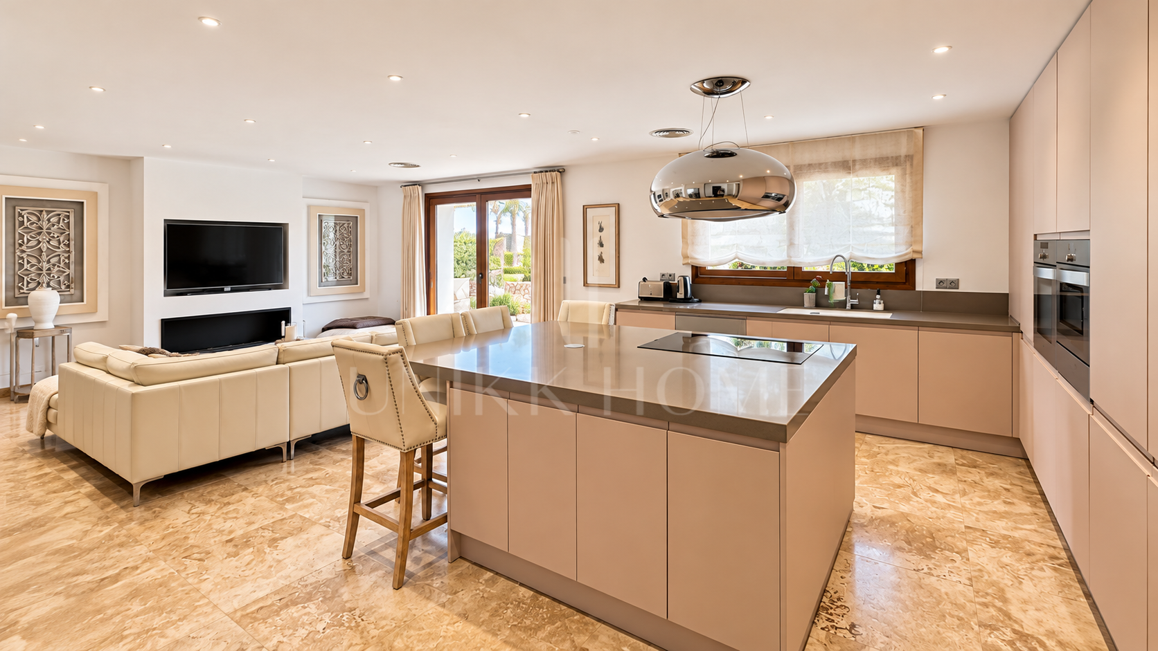 Elegante Villa Familiar con Piscina Privada en la Zona B de Sotogrande