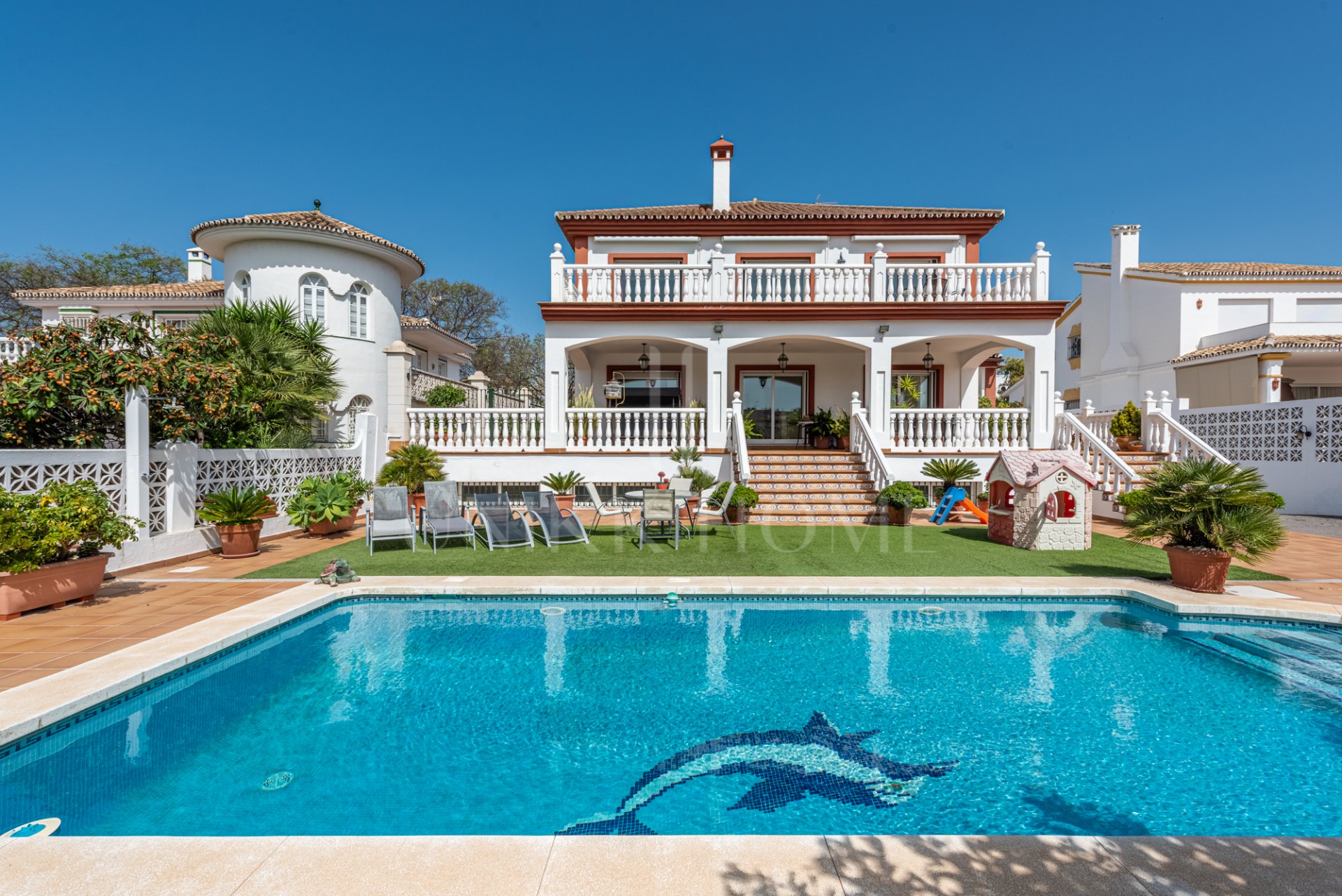 Elegant Villa in central San Pedro! With 3 separate apartments and garage for 10 cars.