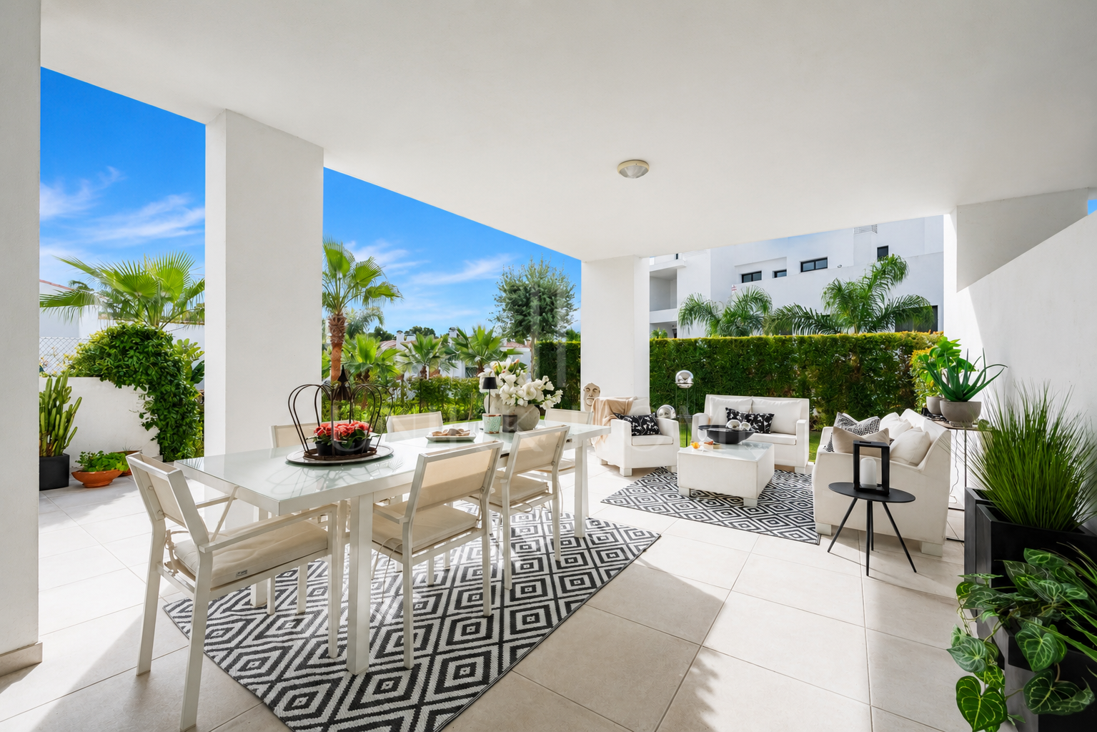 Amplio Apartamento con Jardín en Cortijo del Golf – Máxima Privacidad y Sol
