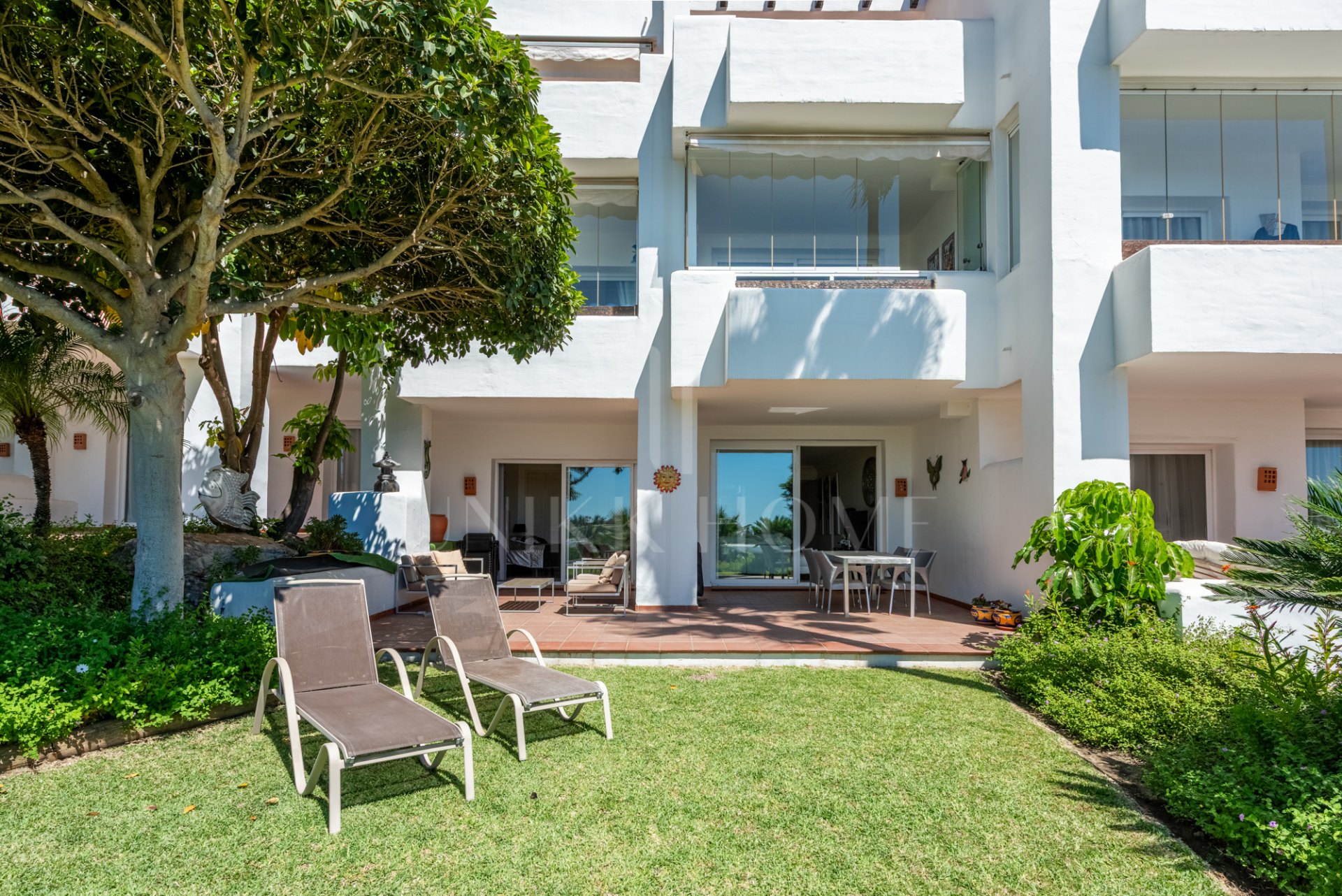 Amplio apartamento elevado en planta baja con vistas panorámicas al mar