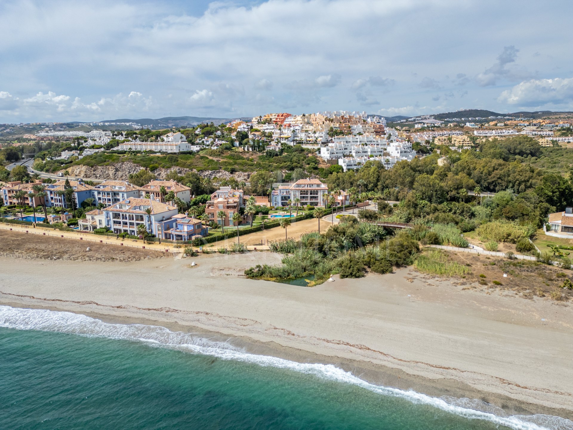 Exclusiva villa adosada en primera línea de playa en La Perla de la Bahía, Casares