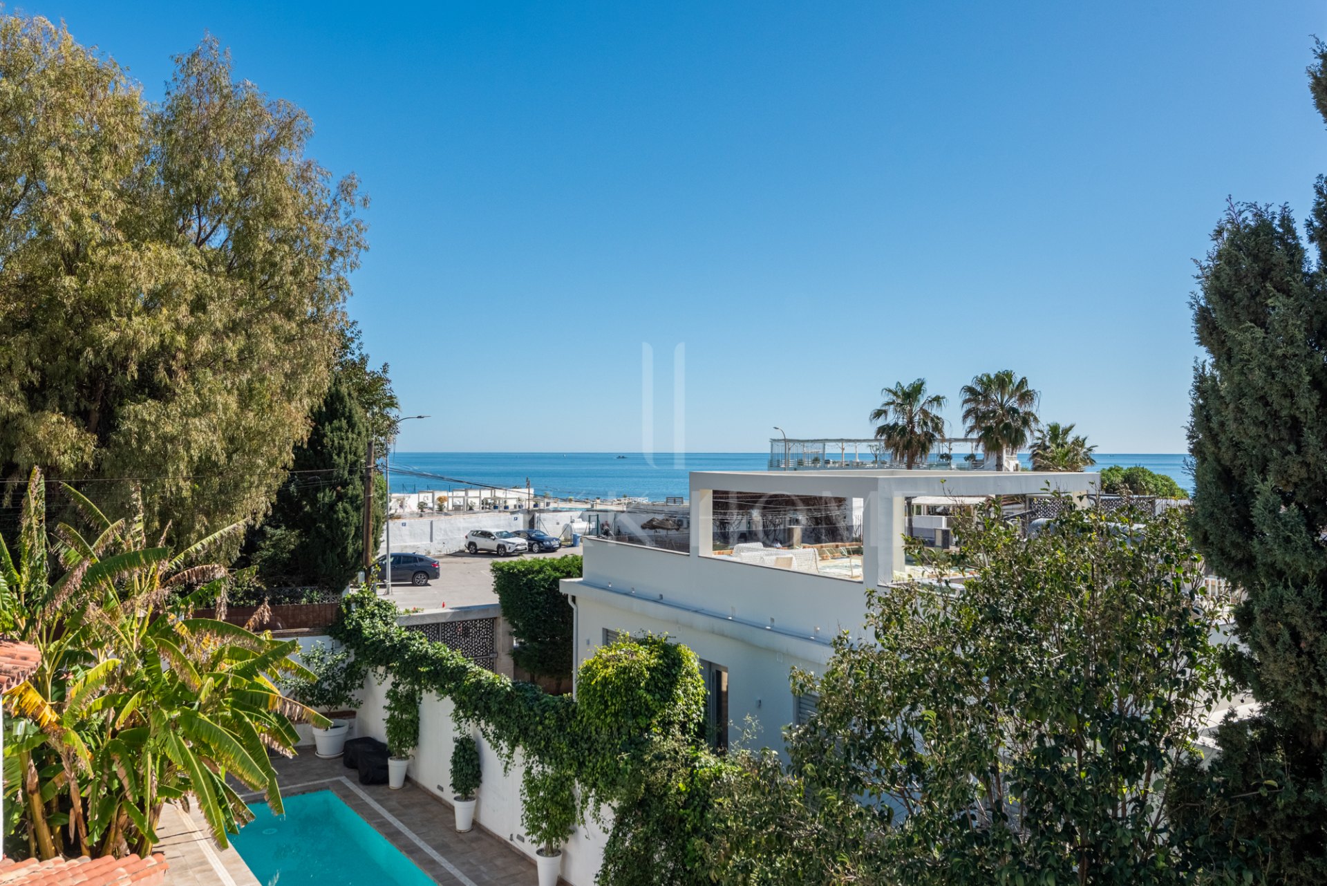 Encantadora villa española con vistas al mar a solo 100 metros de la playa – Ubicación privilegiada en Linda Vista Baja, cerca de San Pedro