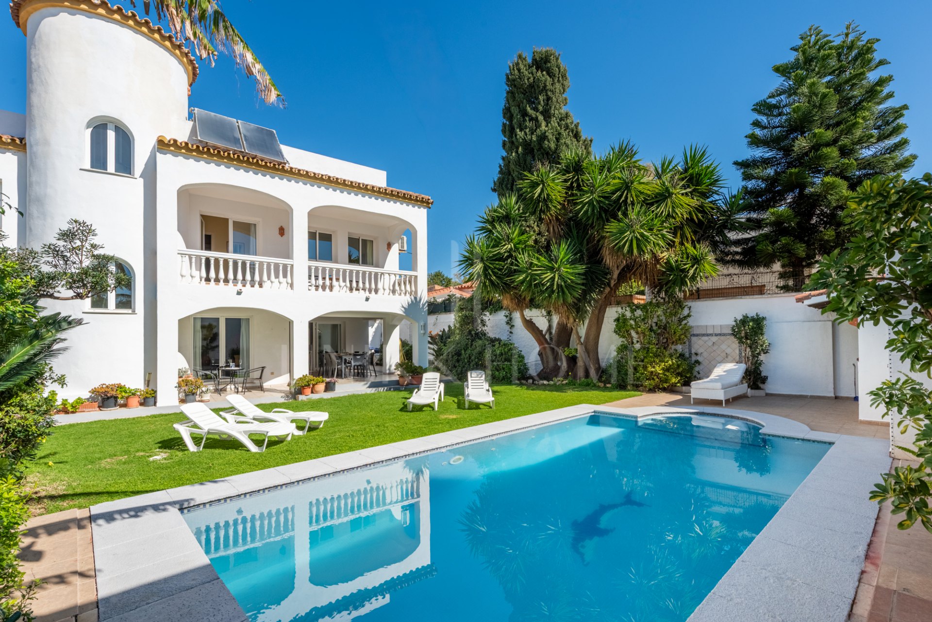 Encantadora villa española con vistas al mar a solo 100 metros de la playa – Ubicación privilegiada en Linda Vista Baja, cerca de San Pedro