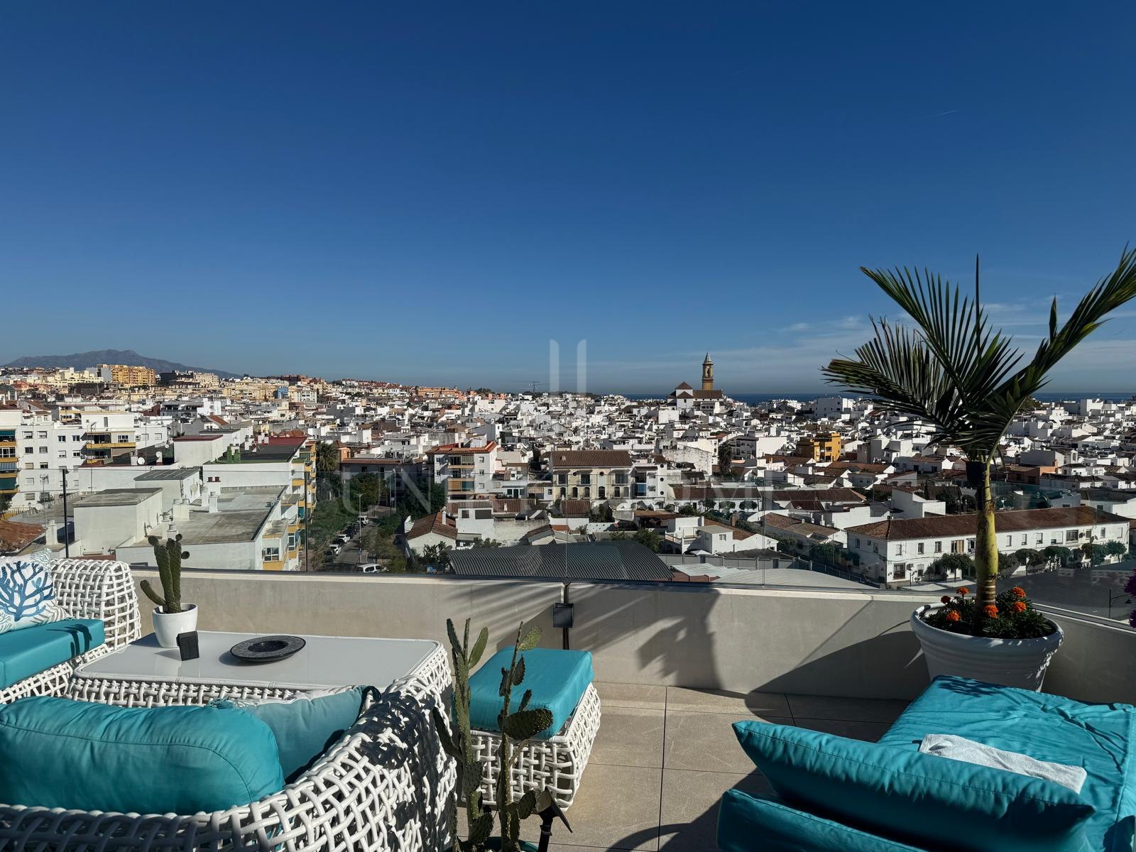 Espectacular ático contemporáneo con vistas panorámicas al mar y la montaña — Estepona Pueblo