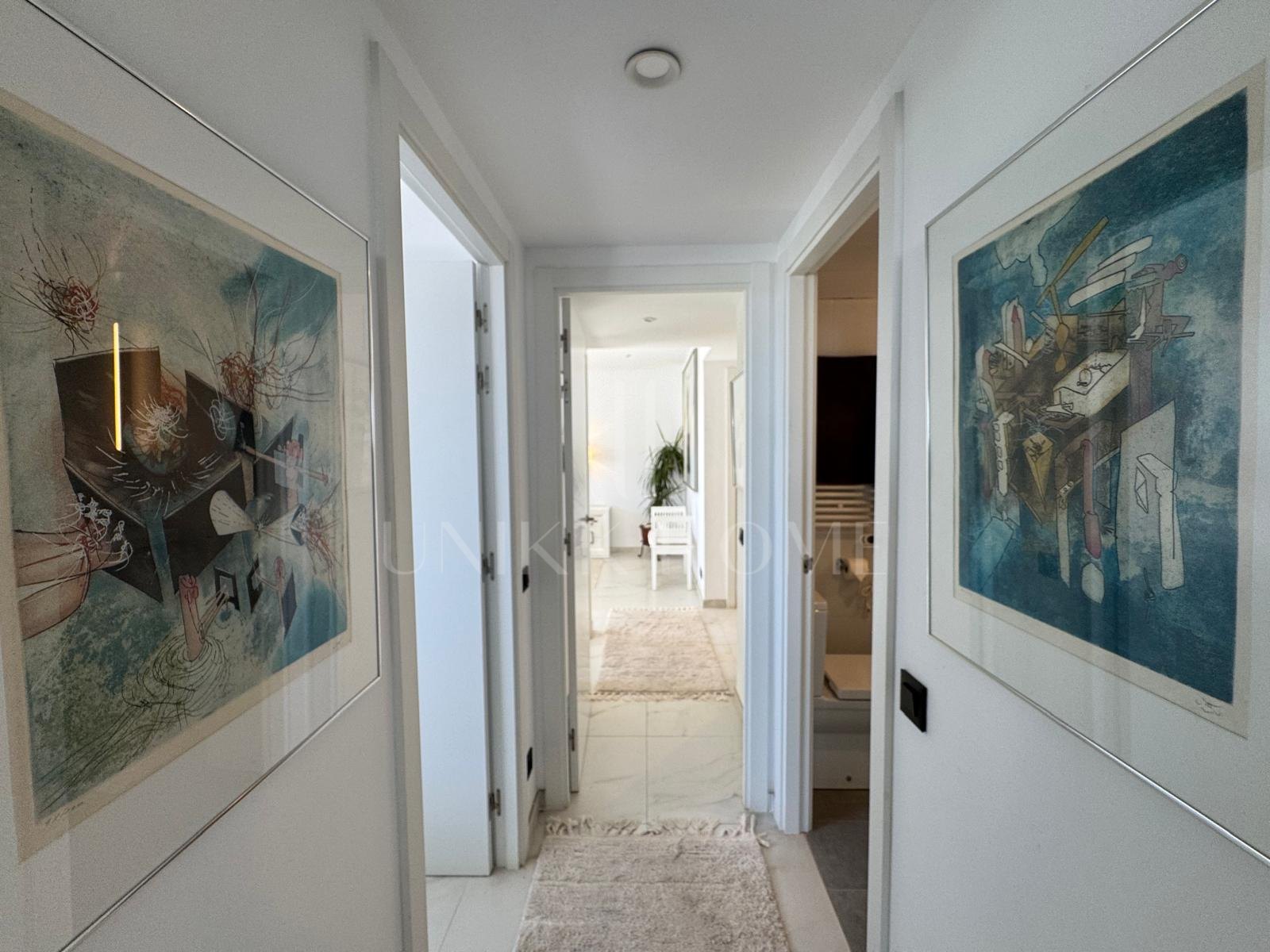 Espectacular ático contemporáneo con vistas panorámicas al mar y la montaña — Estepona Pueblo